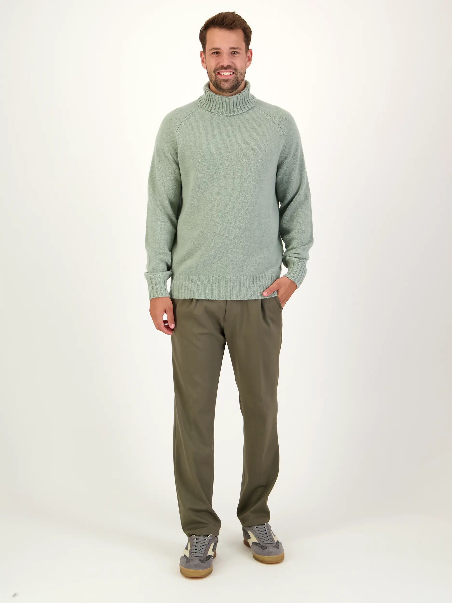 Pullover aus Kaschmir langarm - Artikel Teil eines Outfits getragen von einem Modell - Farbe: Grün