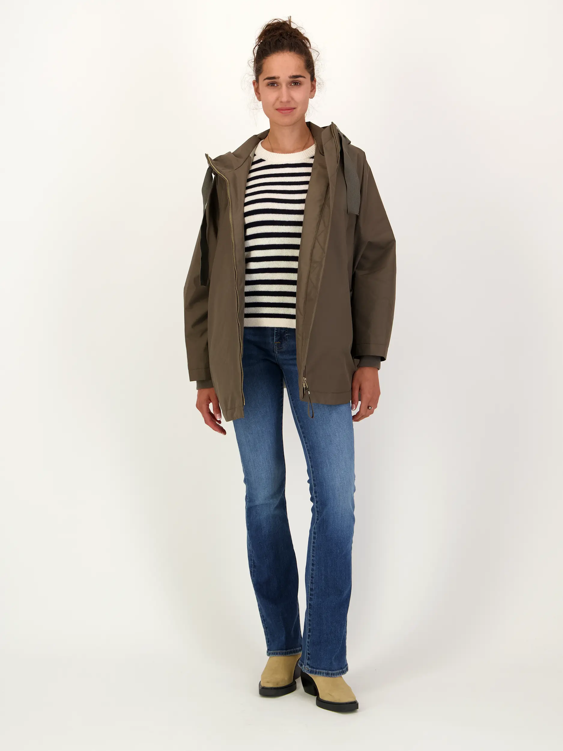 Gestreifter Pullover aus Kaschmir-Mix langarm - Artikel Teil eines Outfits getragen von einem Modell
