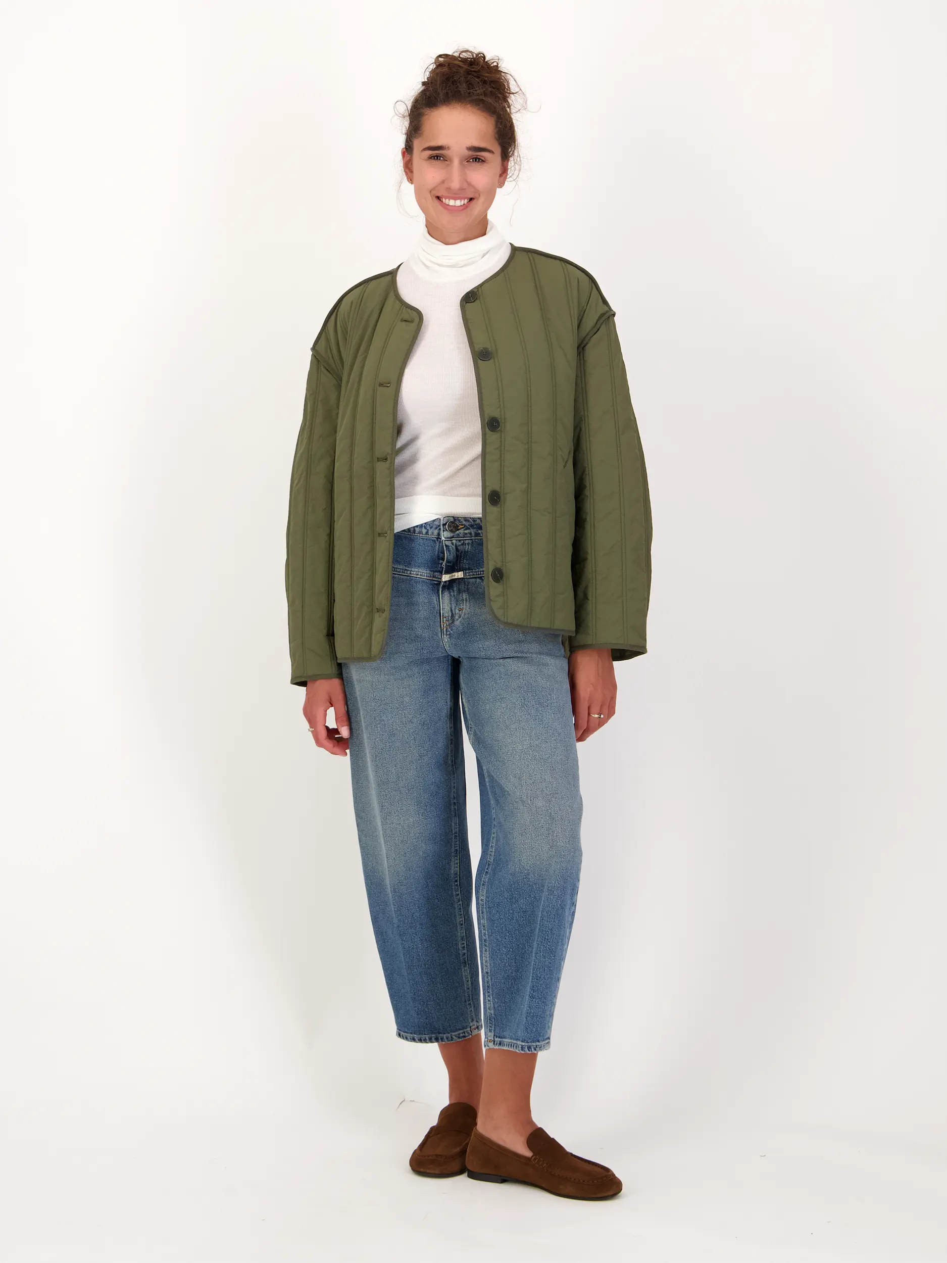 Langarmshirt mit Rollkragen - Artikel Teil eines Outfits getragen von einem Modell - Farbe: Creme