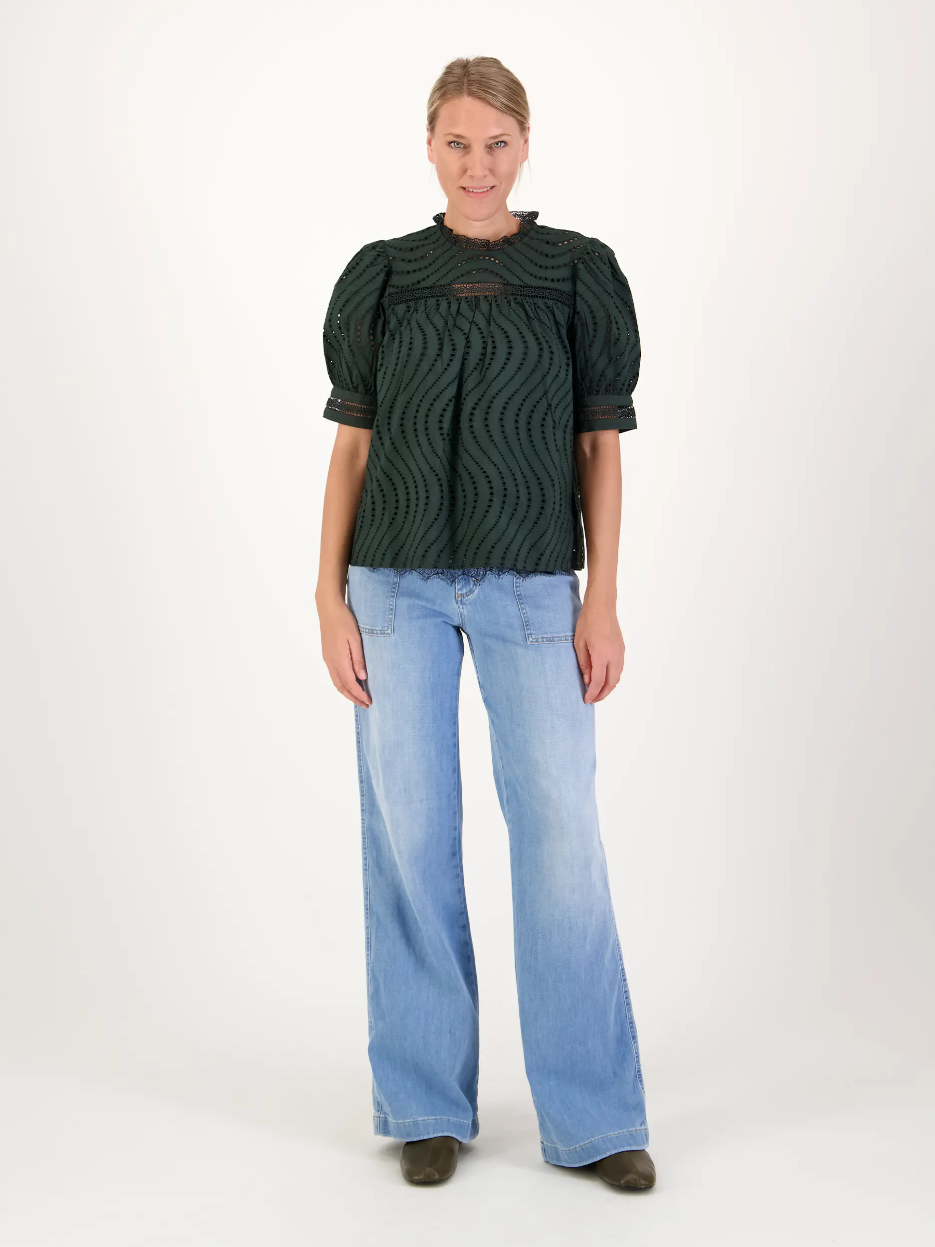Baumwollbluse mit Lochstickerei kurzarm - Artikel Teil eines Outfits getragen von einem Modell - Farbe: Grün