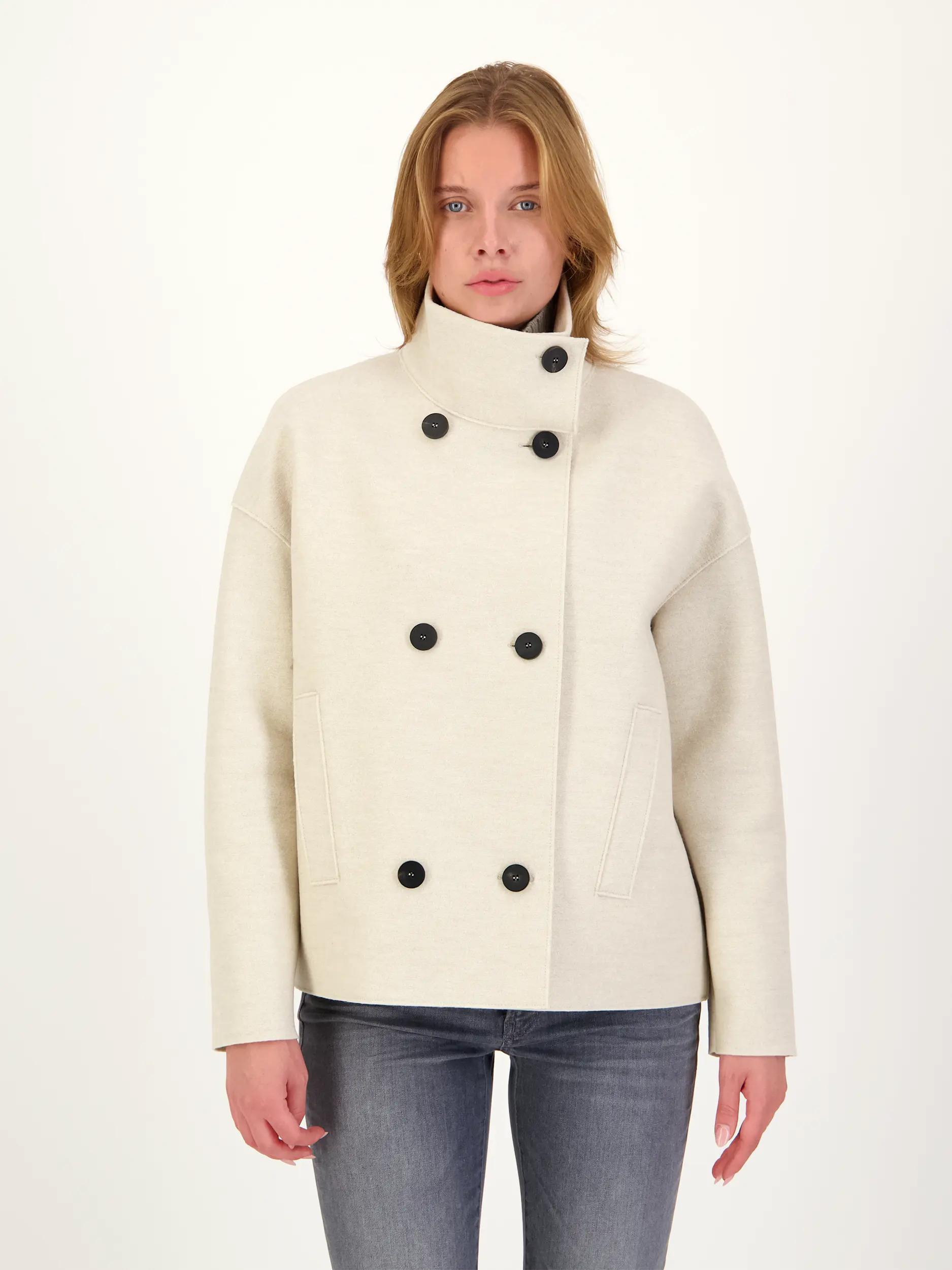 Cabanjacke aus Wolle - Artikel Vorderseite getragen von einem Modell - Farbe: Creme