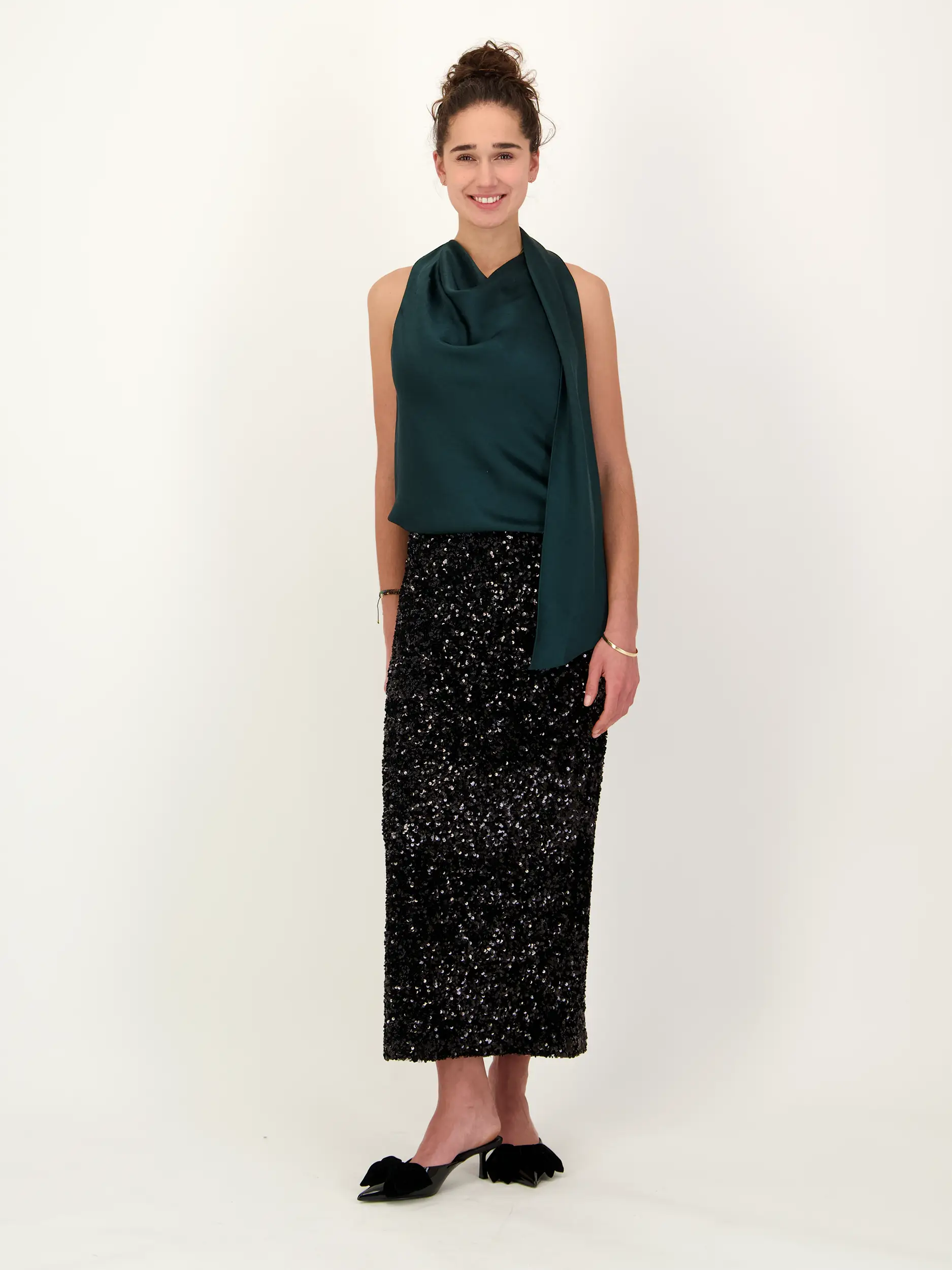 Bluse ärmellos - Artikel Teil eines Outfits getragen von einem Modell - Farbe: Grün