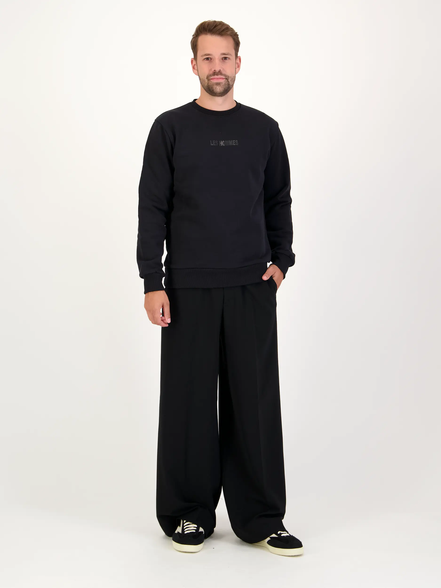 Sweatshirt - Artikel Teil eines Outfits getragen von einem Modell - Farbe: Schwarz