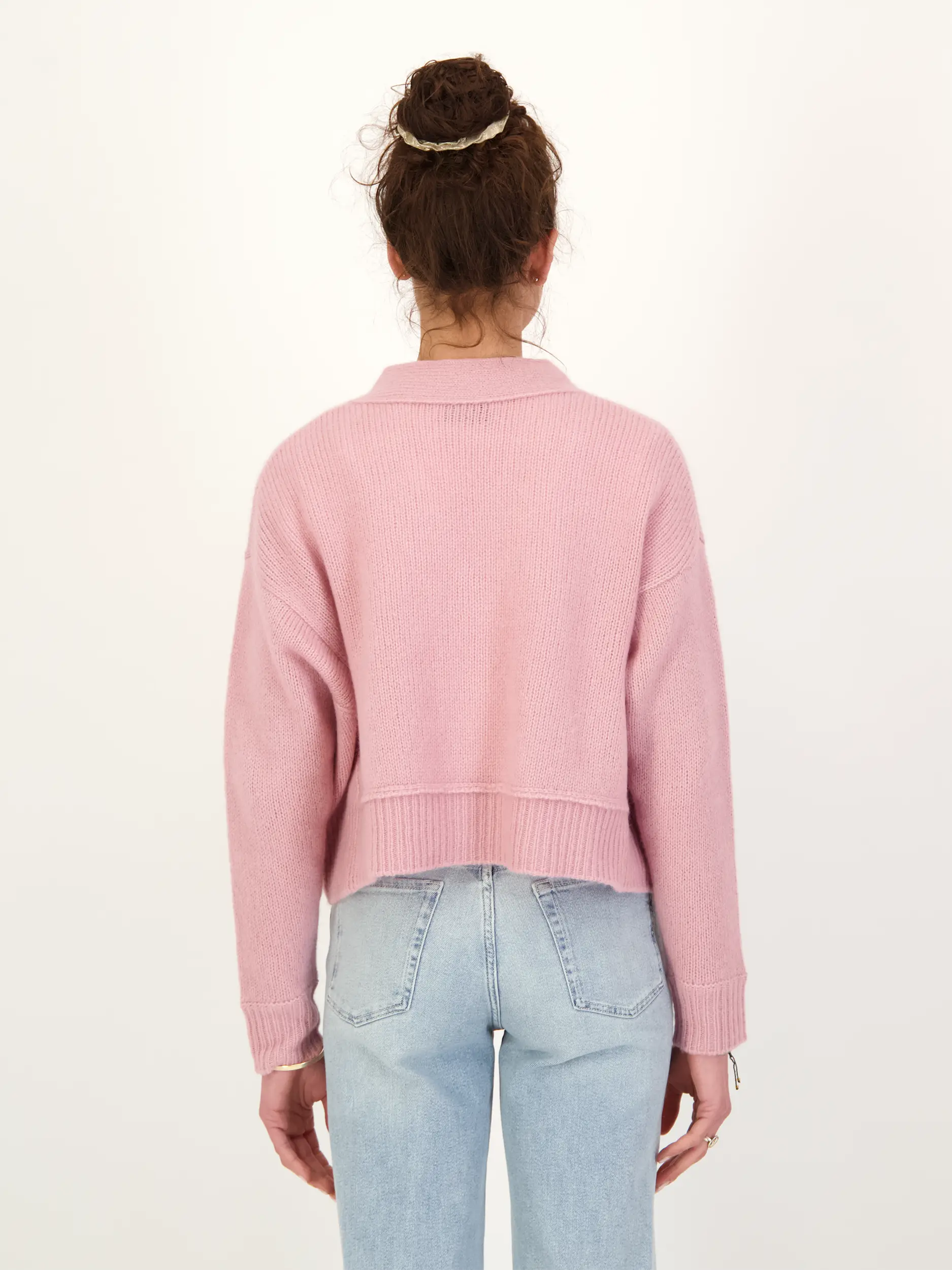 Strickjacke 'Riely' aus Kaschmir - Artikel Rückseite getragen von einem Modell - Farbe: Rosa&Pink