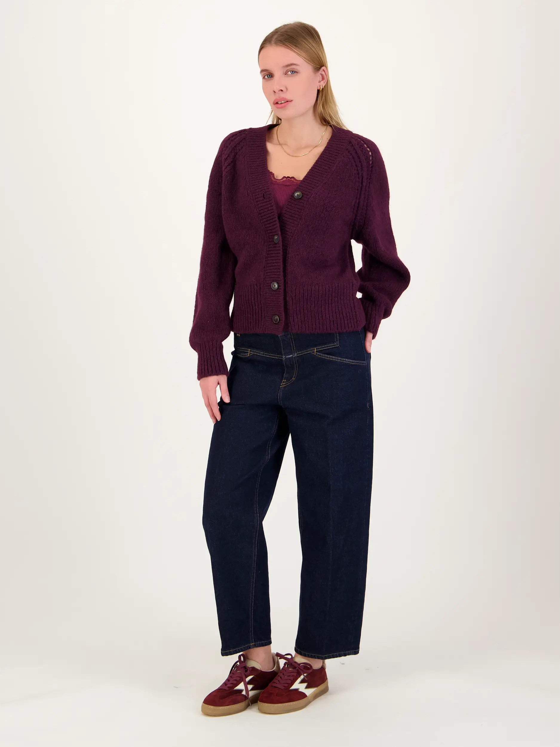 Rippstricktop mit Spitze aus Seiden-Mix - Artikel Teil eines Outfits getragen von einem Modell - Farbe: Rot