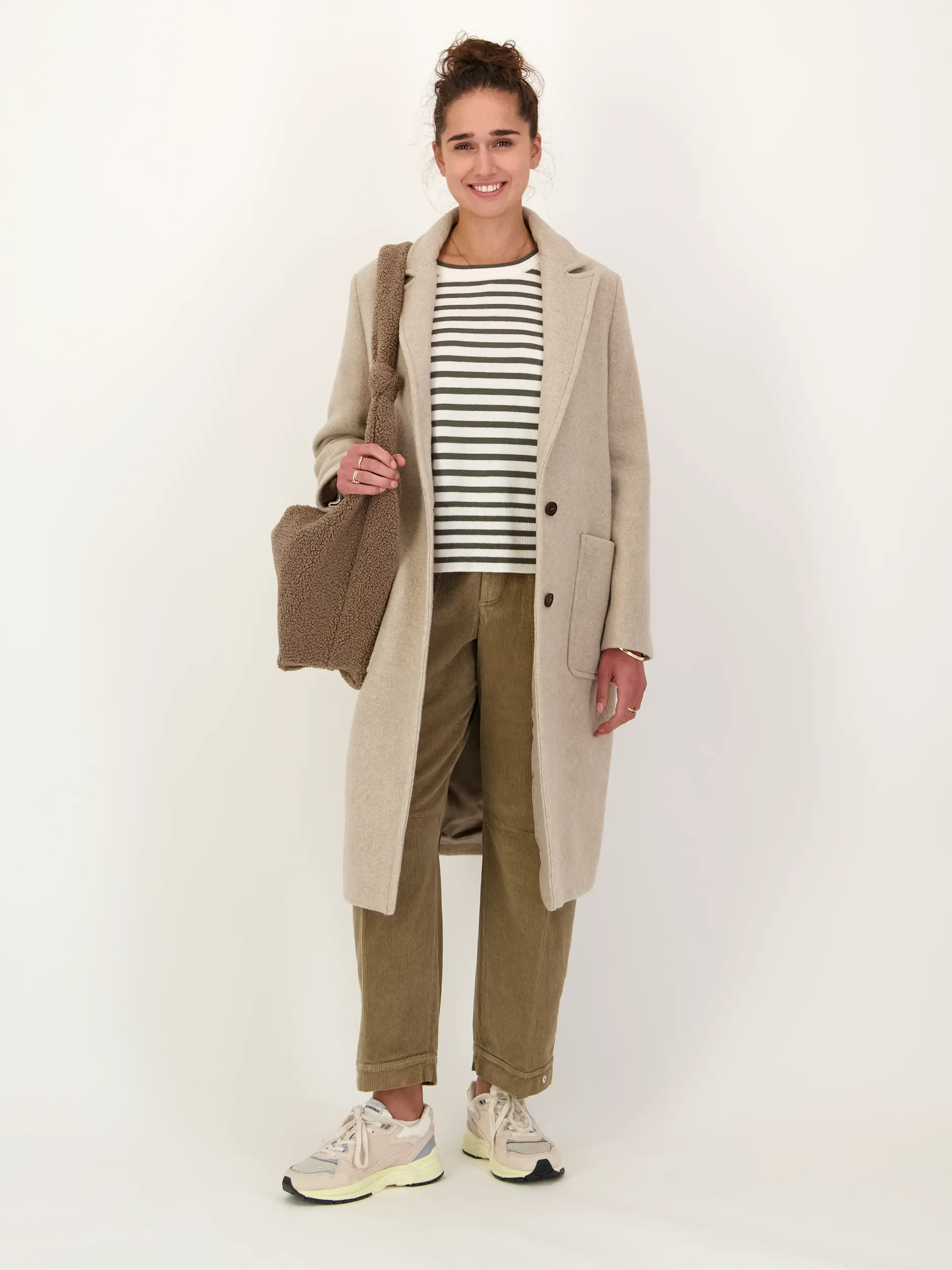 Wollmantel - Artikel Teil eines Outfits getragen von einem Modell - Farbe: Beige