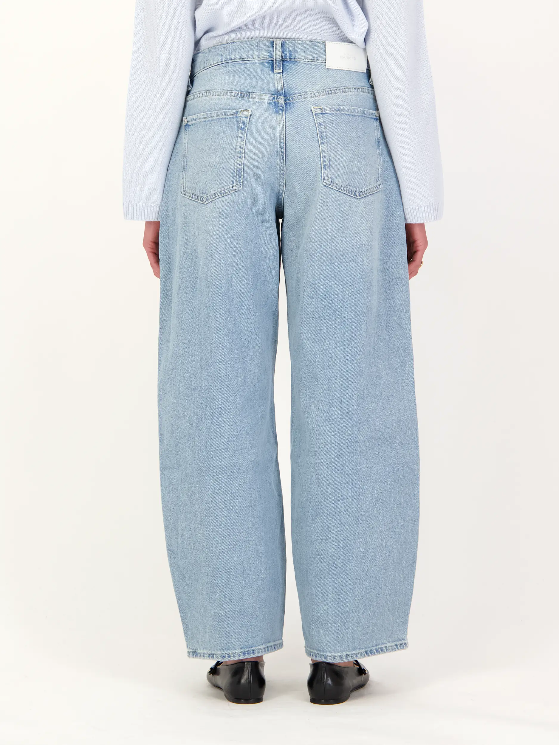 High Rise Barrel Jeans 'Bonnie' - Artikel Rückseite getragen von einem Modell - Farbe: Blau