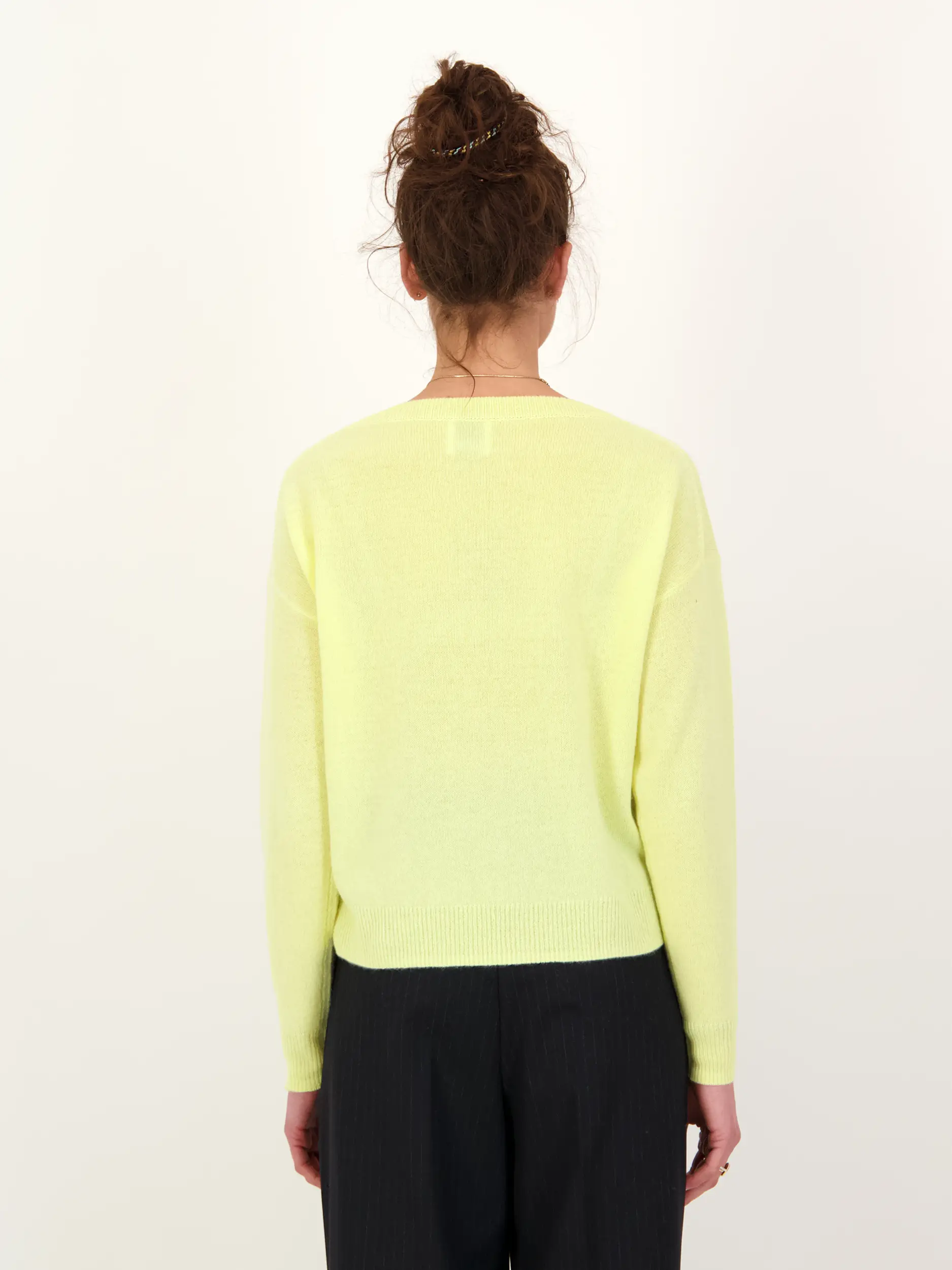 Pullover langarm aus Kaschmir - Artikel Rückseite getragen von einem Modell - Farbe: Gelb