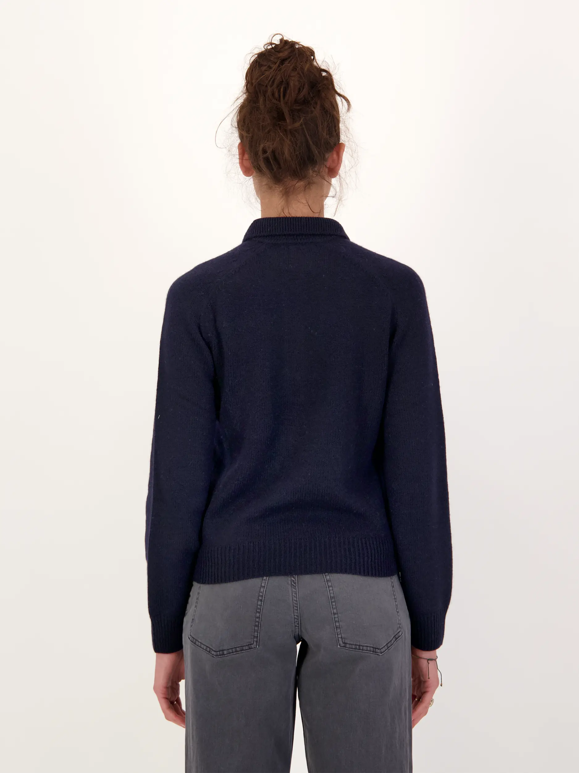 Pullover aus Wolle langarm - Artikel Rückseite getragen von einem Modell - Farbe: Blau
