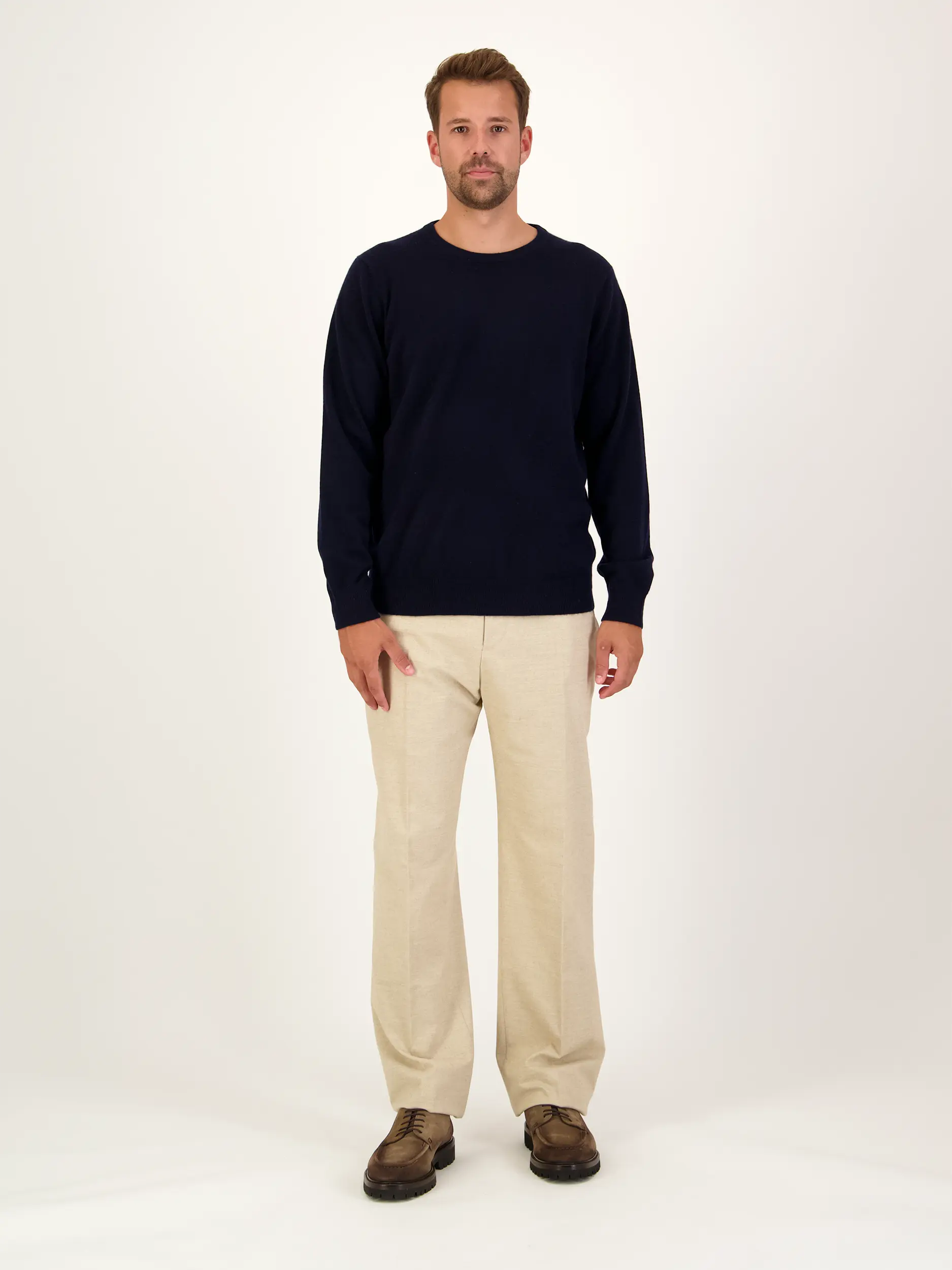 Pullover aus Kaschmir langarm - Artikel Teil eines Outfits getragen von einem Modell - Farbe: Blau