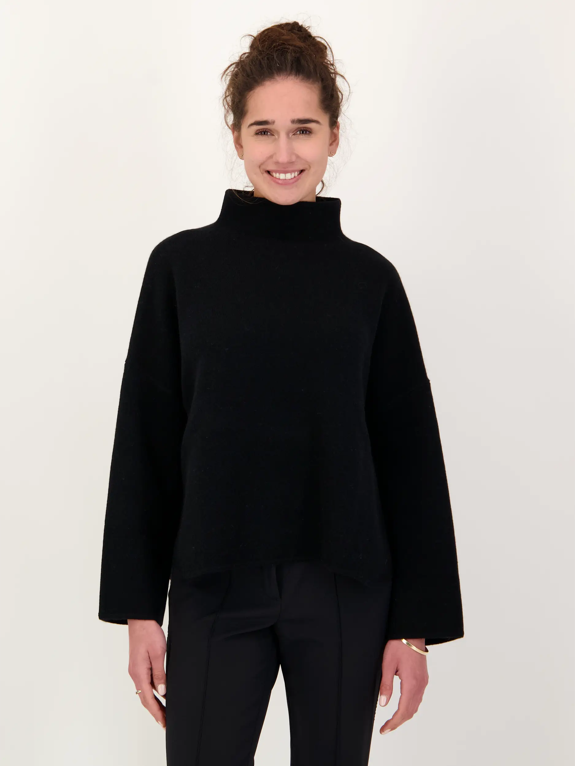 Pullover aus Wolle langarm - Artikel Vorderseite getragen von einem Modell - Farbe: Schwarz