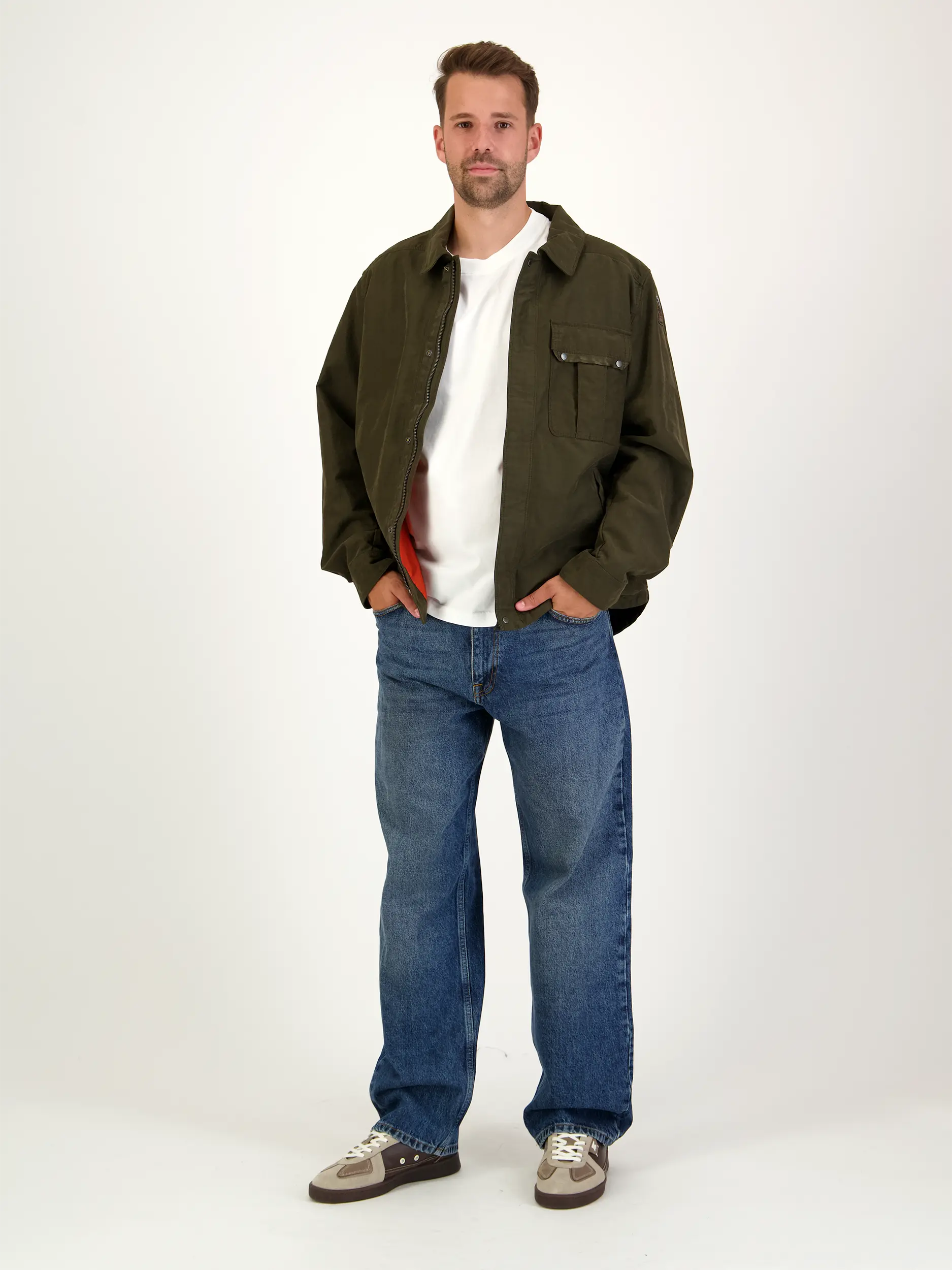 High Rise Straight Leg Jeans 'Otis' - Artikel Teil eines Outfits getragen von einem Modell - Farbe: Blau