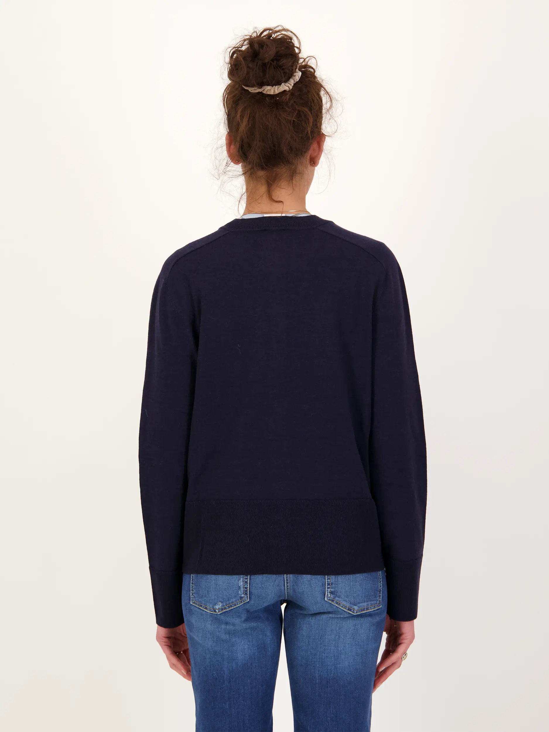 Strickjacke 'Ilma' aus Wolle - Artikel Rückseite getragen von einem Modell - Farbe: Blau