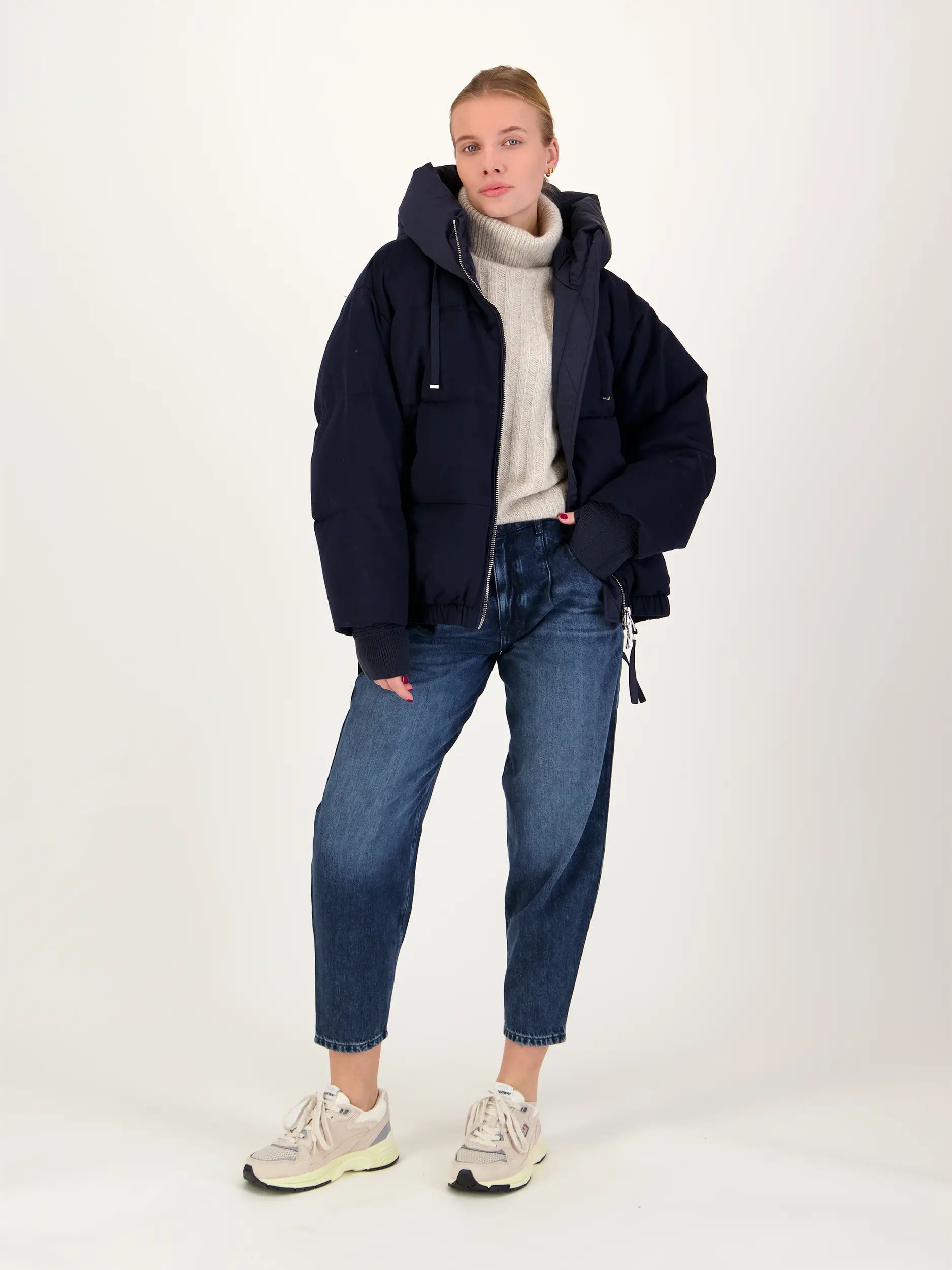 Rollkragenpullover aus Kaschmir langarm - Artikel Teil eines Outfits getragen von einem Modell - Farbe: Beige