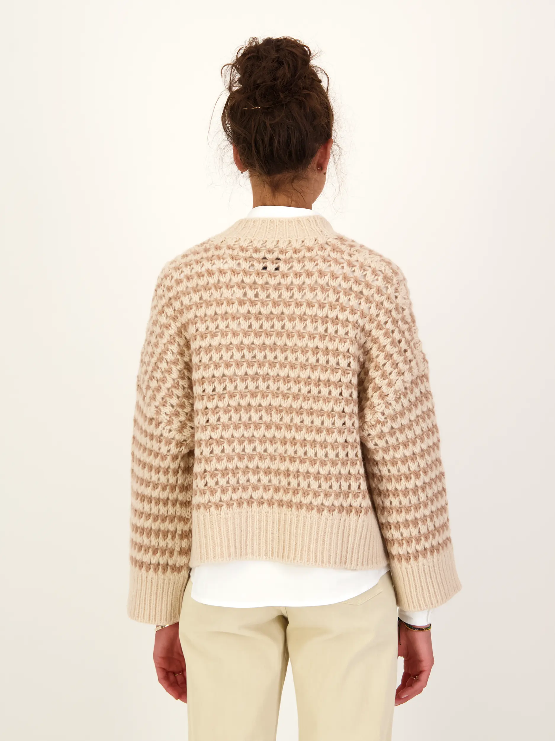 Gemusterte Strickjacke aus Kaschmir - Artikel Rückseite getragen von einem Modell