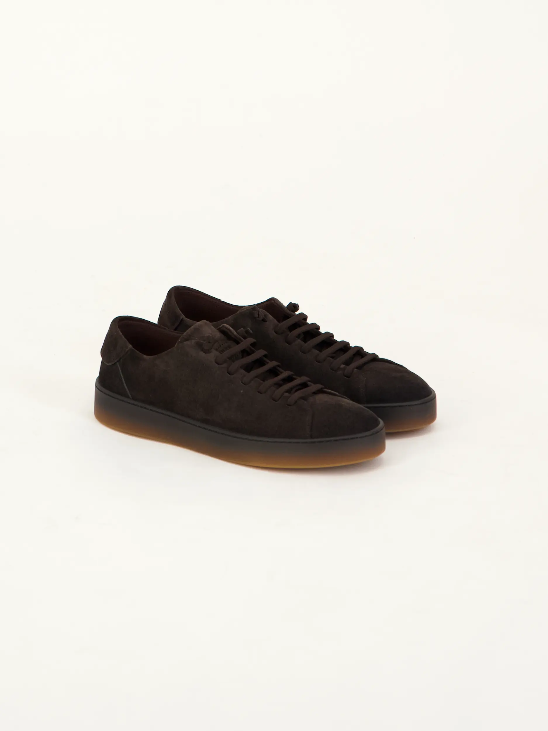 Sneaker aus Veloursleder - Artikel Teil eines Outfits getragen von einem Modell - Farbe: Braun
