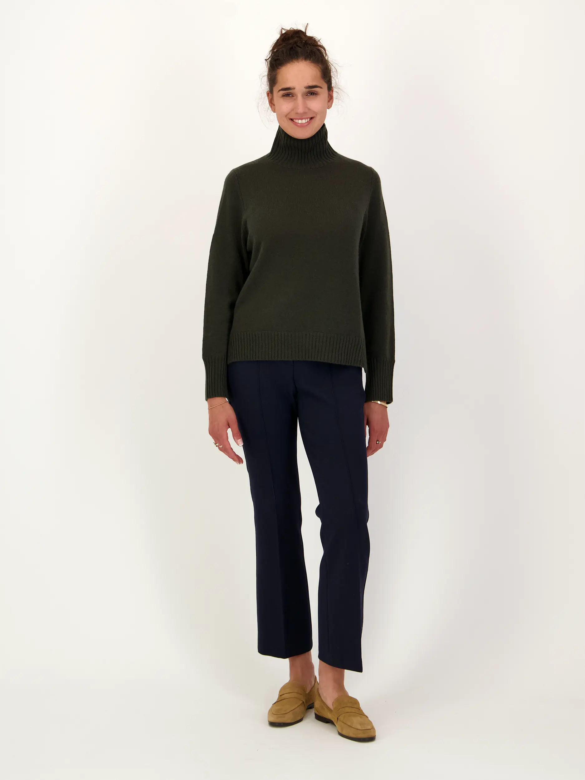 Pullover aus Kaschmir langarm - Artikel Teil eines Outfits getragen von einem Modell - Farbe: Grün