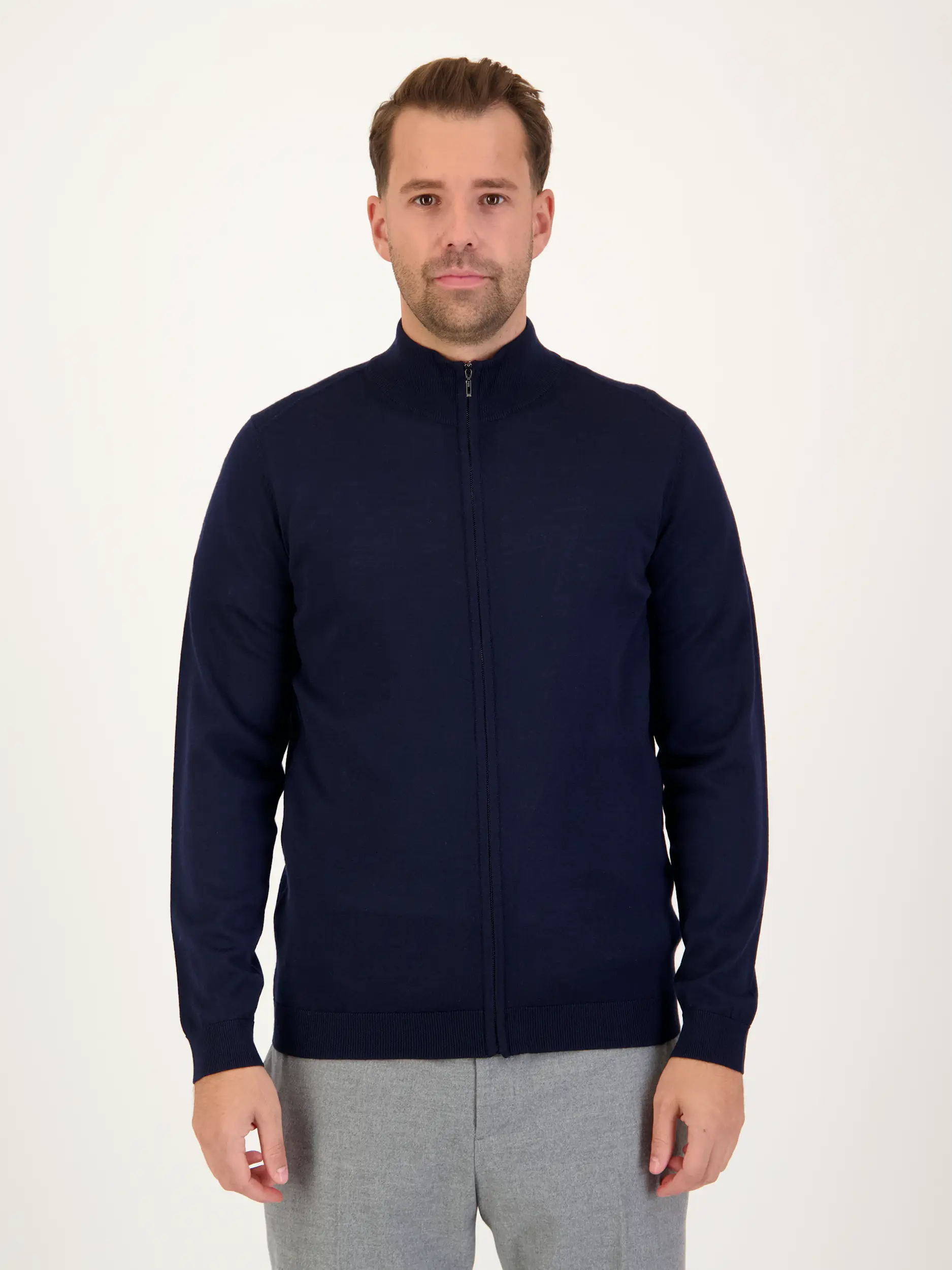 Strickjacke 'Capri' aus Merinowolle - Artikel Vorderseite getragen von einem Modell - Farbe: Blau