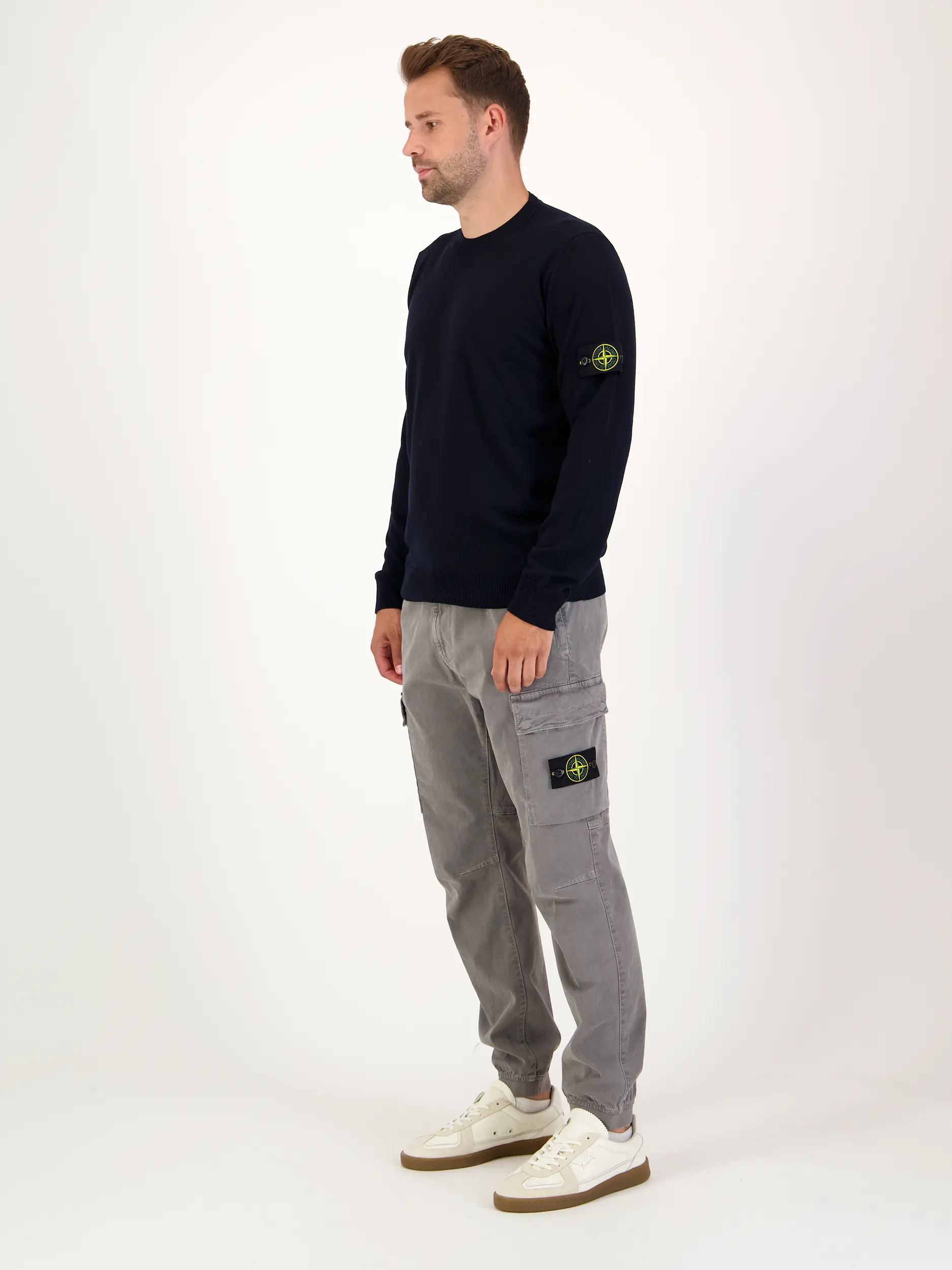 Cargohose - Artikel Teil eines Outfits getragen von einem Modell - Farbe: Grau
