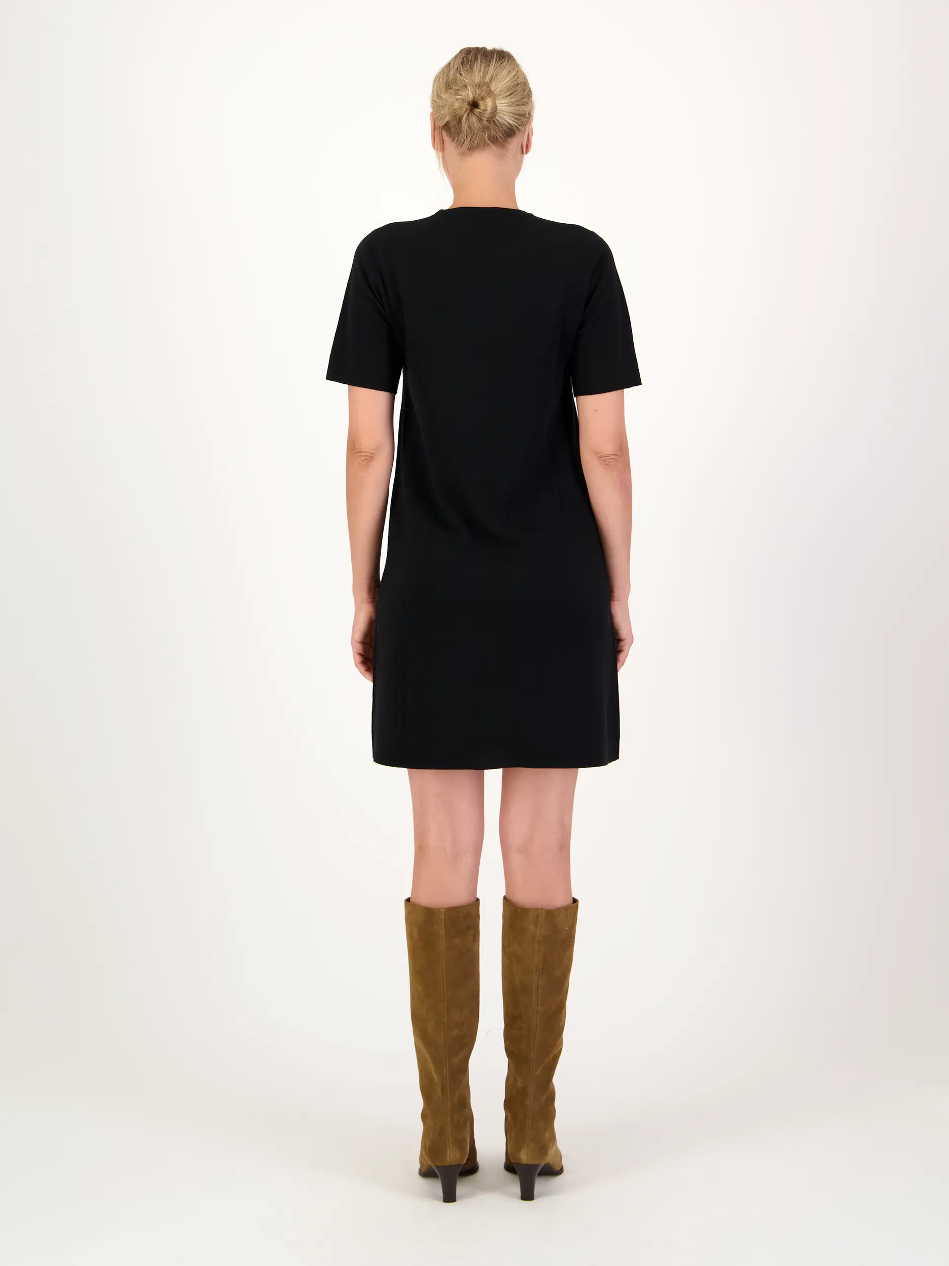 Mini Wollkleid kurzarm - Artikel Rückseite getragen von einem Modell - Farbe: Schwarz