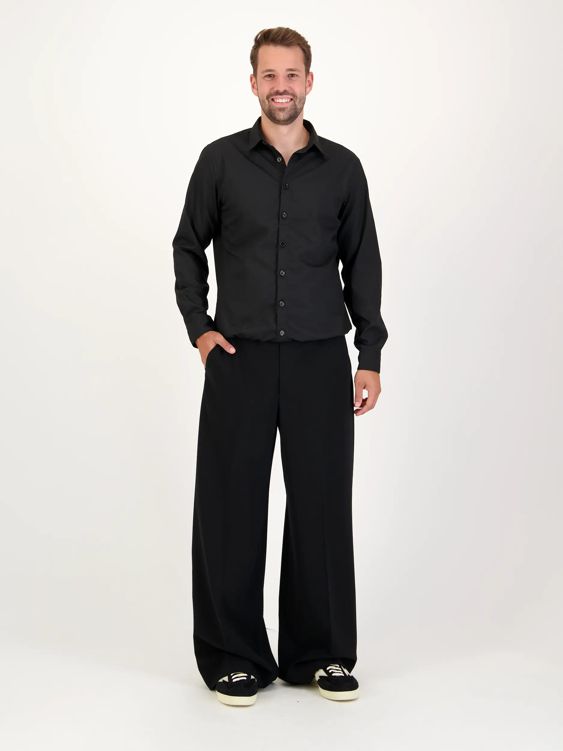 Hemd - Artikel Teil eines Outfits getragen von einem Modell - Farbe: Schwarz
