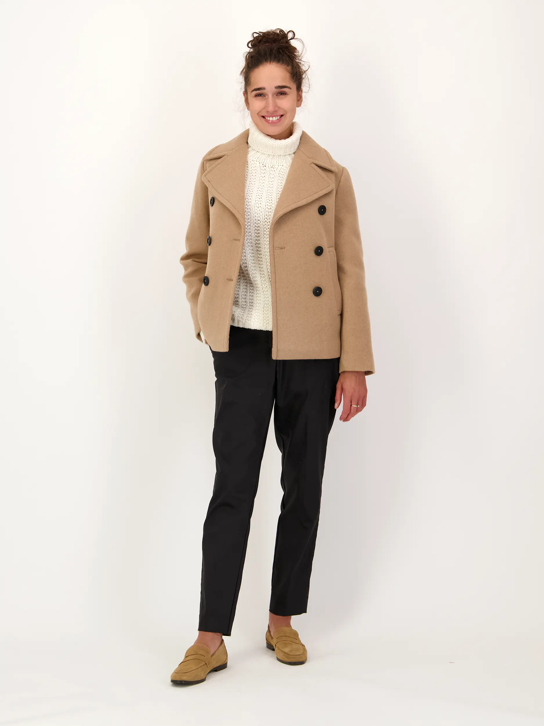 Hose 'Perti' - Artikel Teil eines Outfits getragen von einem Modell - Farbe: Schwarz