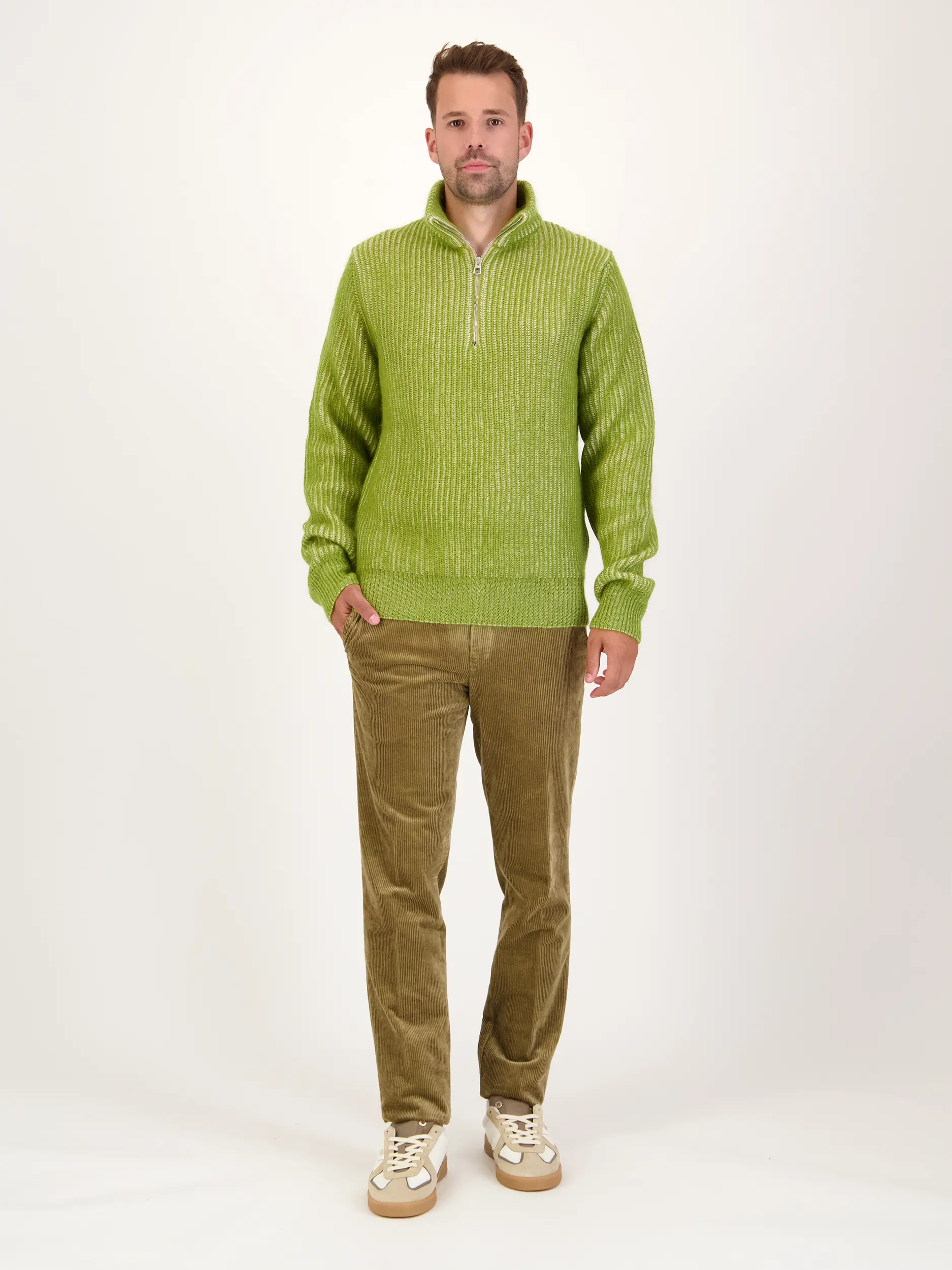 Cordhose 'Lupus' - Artikel Teil eines Outfits getragen von einem Modell - Farbe: Braun