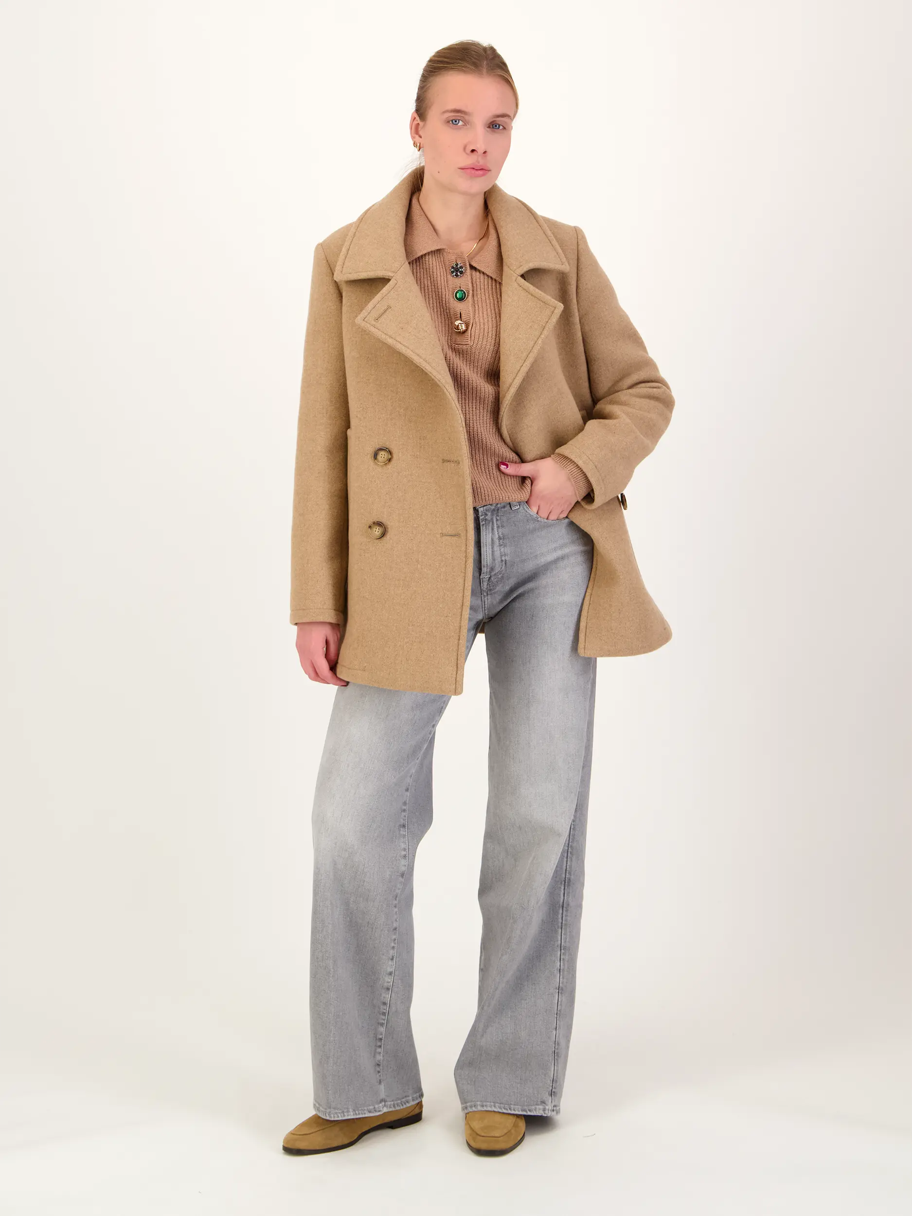 Cabanjacke aus Woll-Mix - Artikel Teil eines Outfits getragen von einem Modell - Farbe: Braun