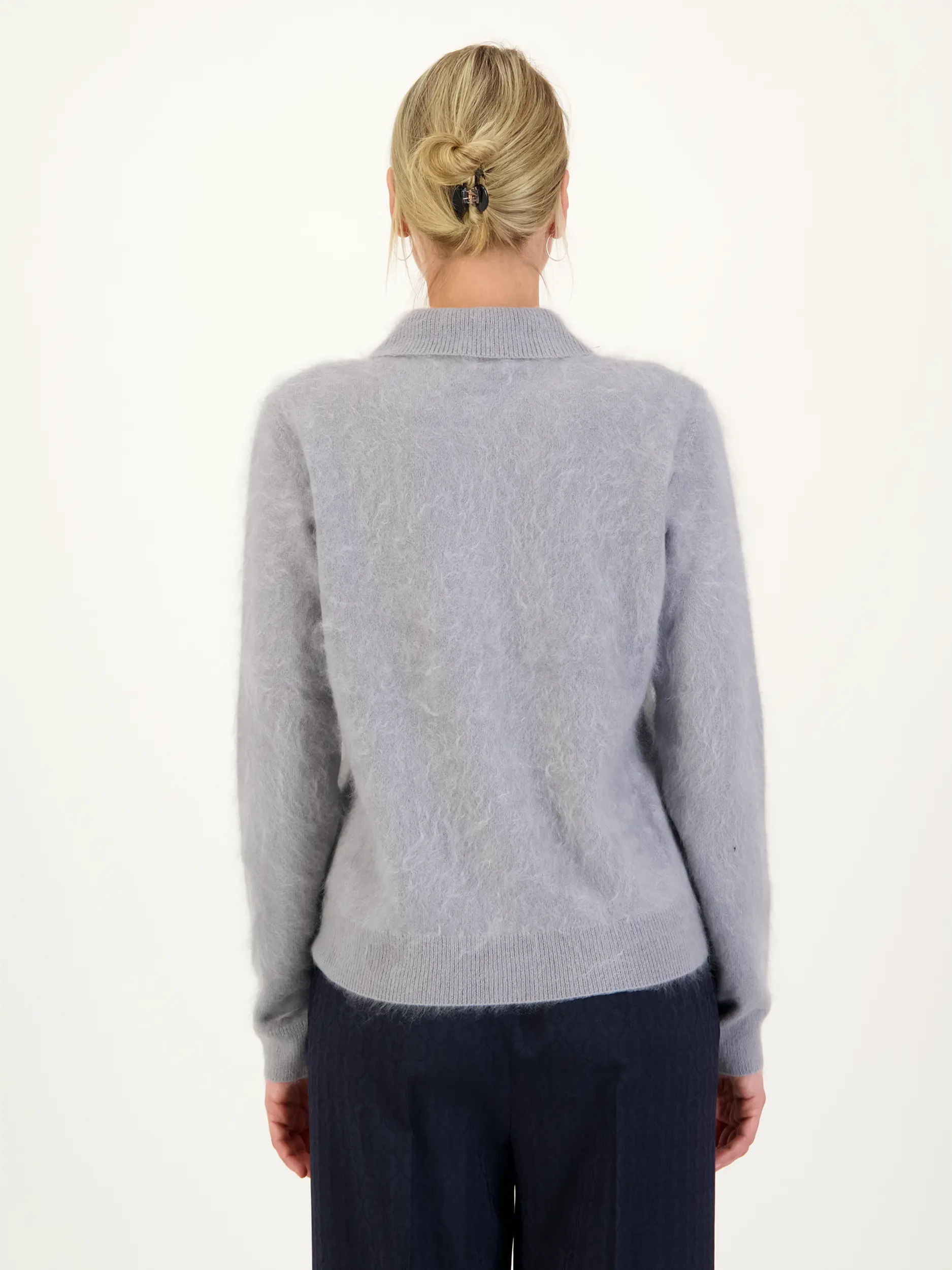 Strickjacke 'Elyn' aus Kaschmir - Artikel Rückseite getragen von einem Modell - Farbe: Grau