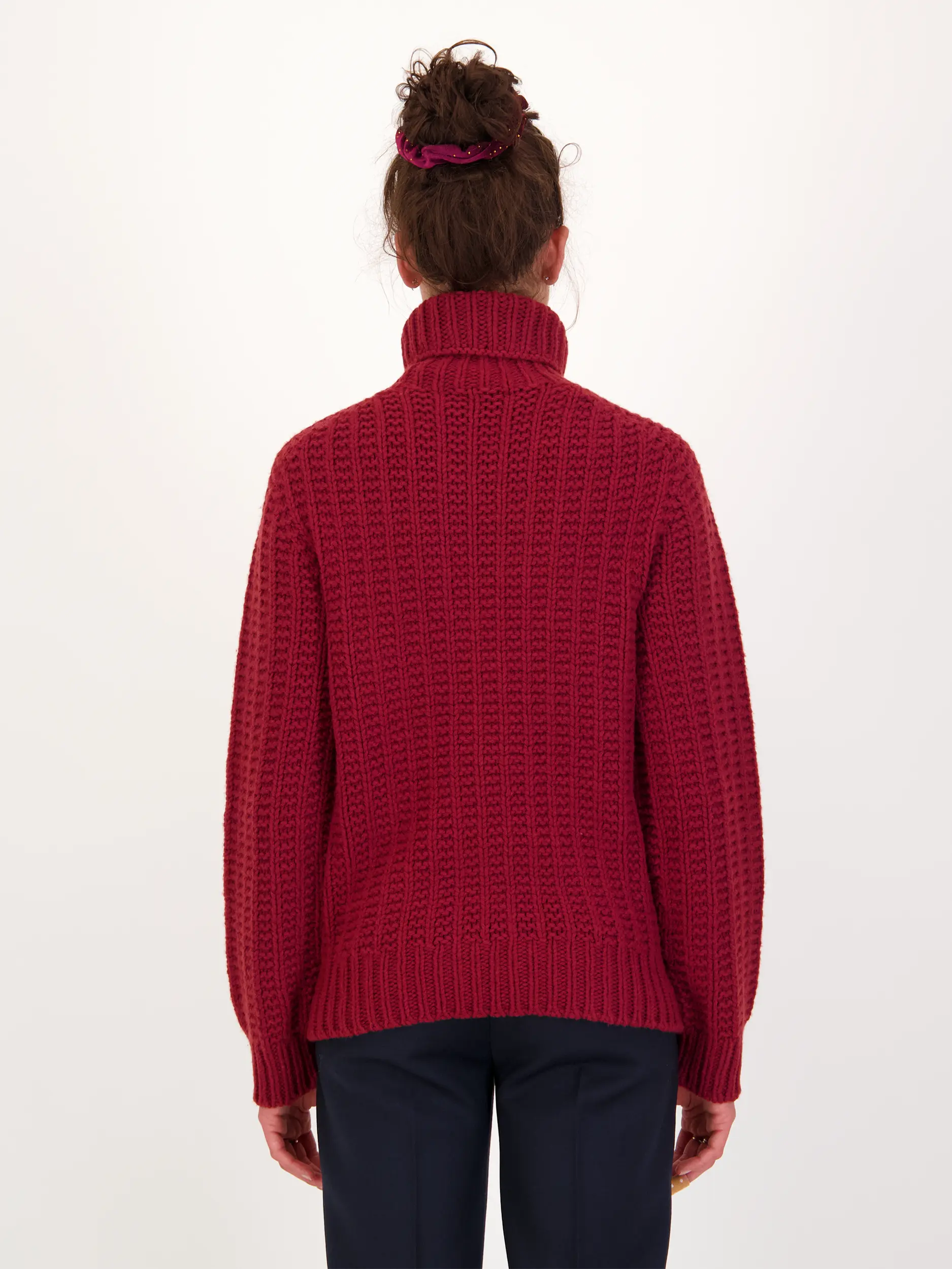Pullover 'Finar' - Artikel Rückseite getragen von einem Modell - Farbe: Rot