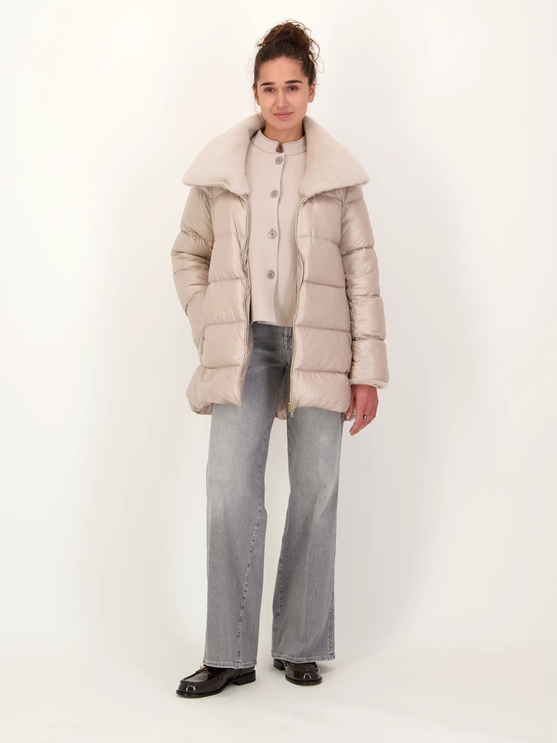 Daunenjacke mit Faux Fellkragen - Artikel Teil eines Outfits getragen von einem Modell - Farbe: Beige Daunenjacke mit Faux Fellkragen - Artikel Teil eines Outfits getragen von einem Modell - Farbe: Beige