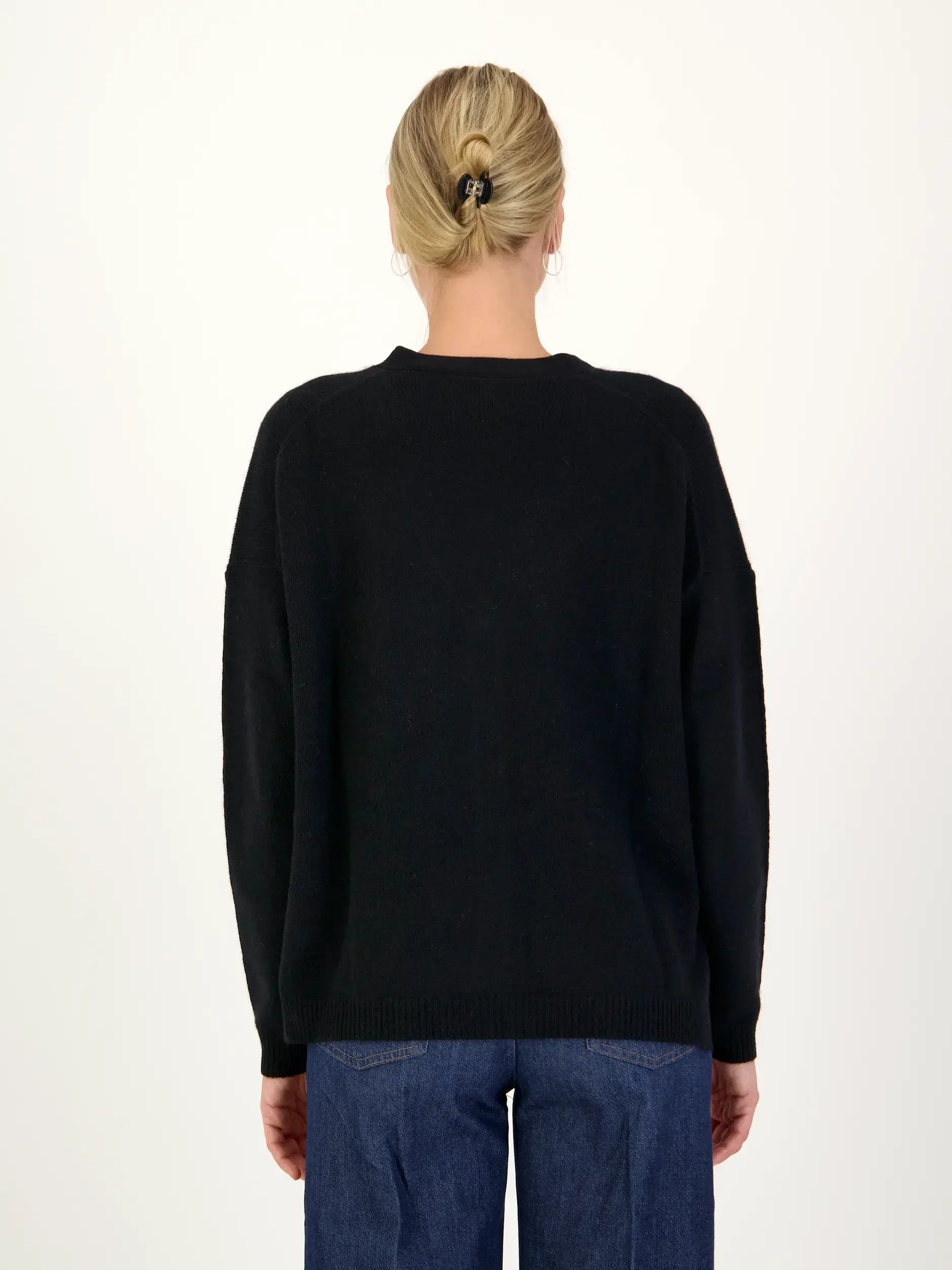 Strickjacke aus Kaschmir - Artikel Rückseite getragen von einem Modell