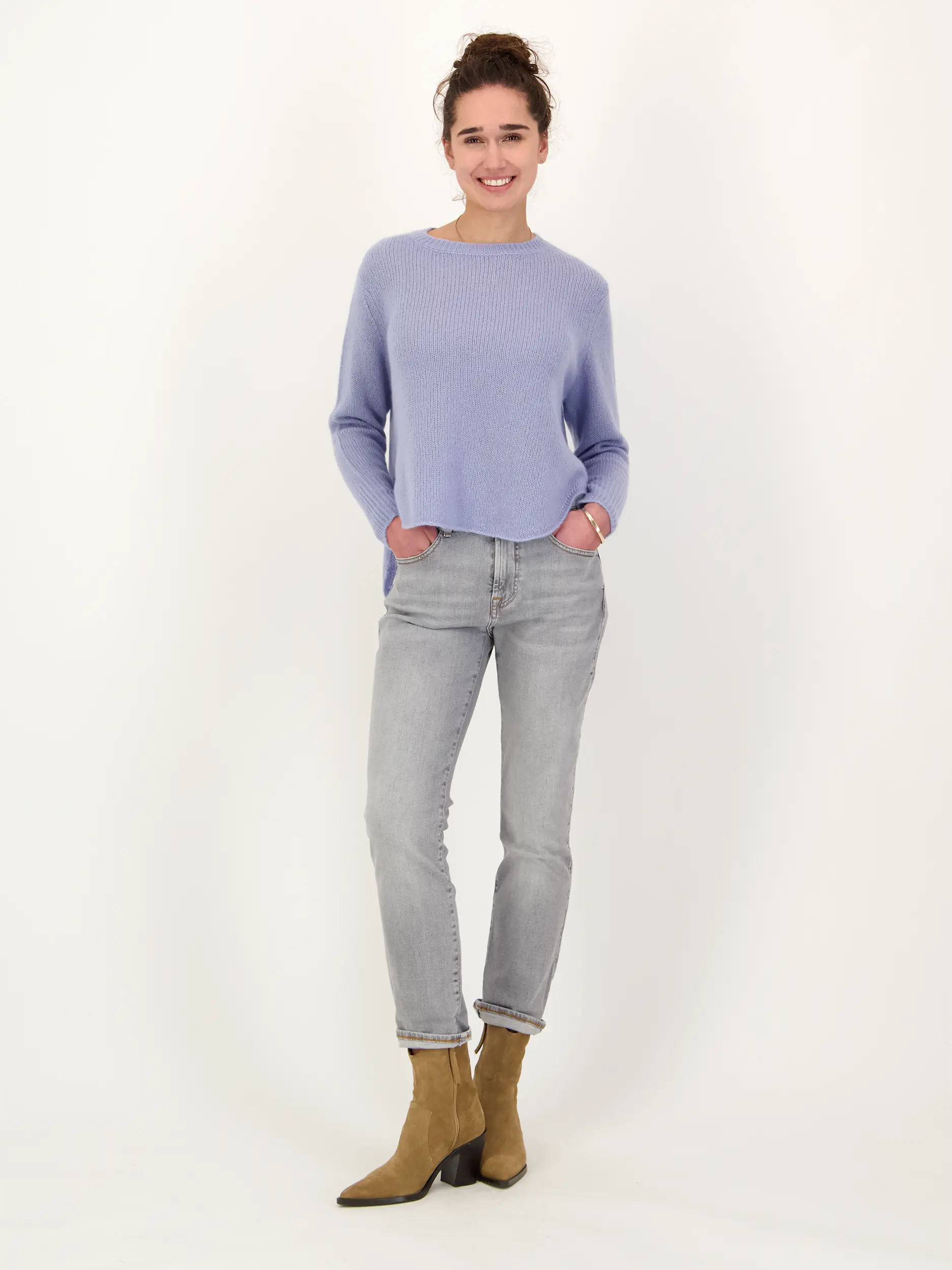 Pullover 'Maicon' aus Kaschmir Seide Mix - Artikel Teil eines Outfits getragen von einem Modell - Farbe: Blau