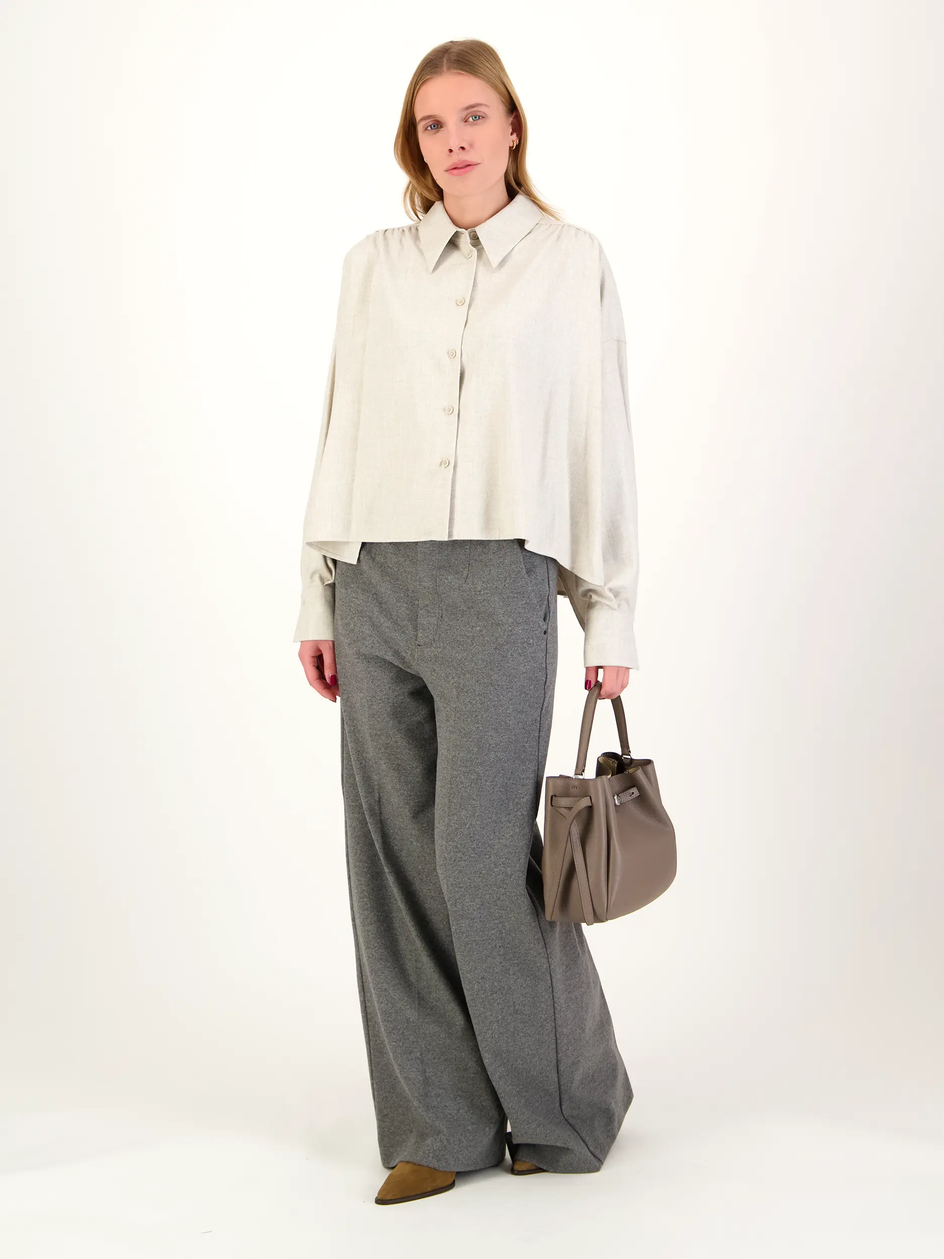 Bluse 'Flanne' - Artikel Teil eines Outfits getragen von einem Modell - Farbe: Beige