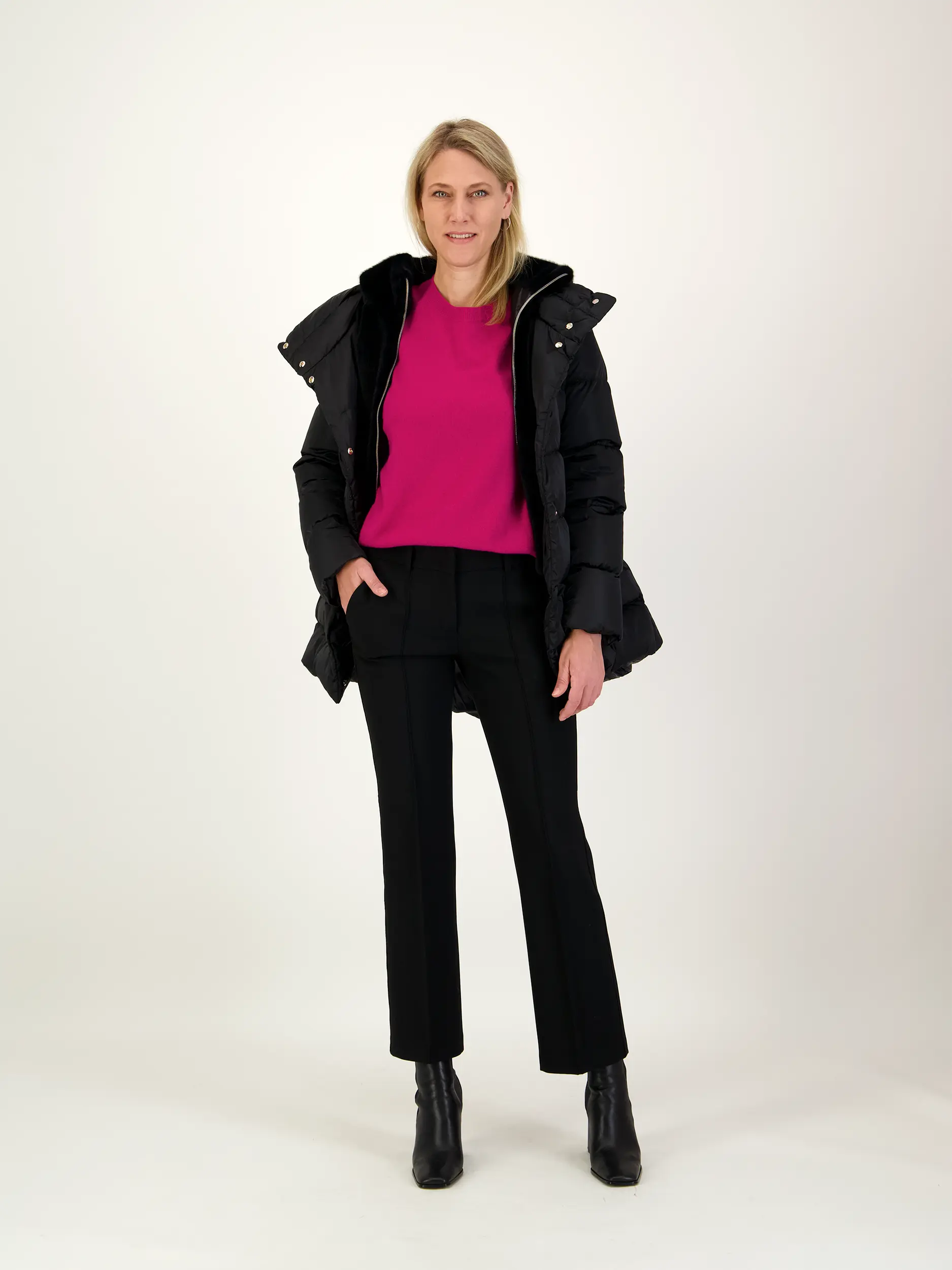 Bundfaltenhose 'Farah' - Artikel Teil eines Outfits getragen von einem Modell - Farbe: Schwarz