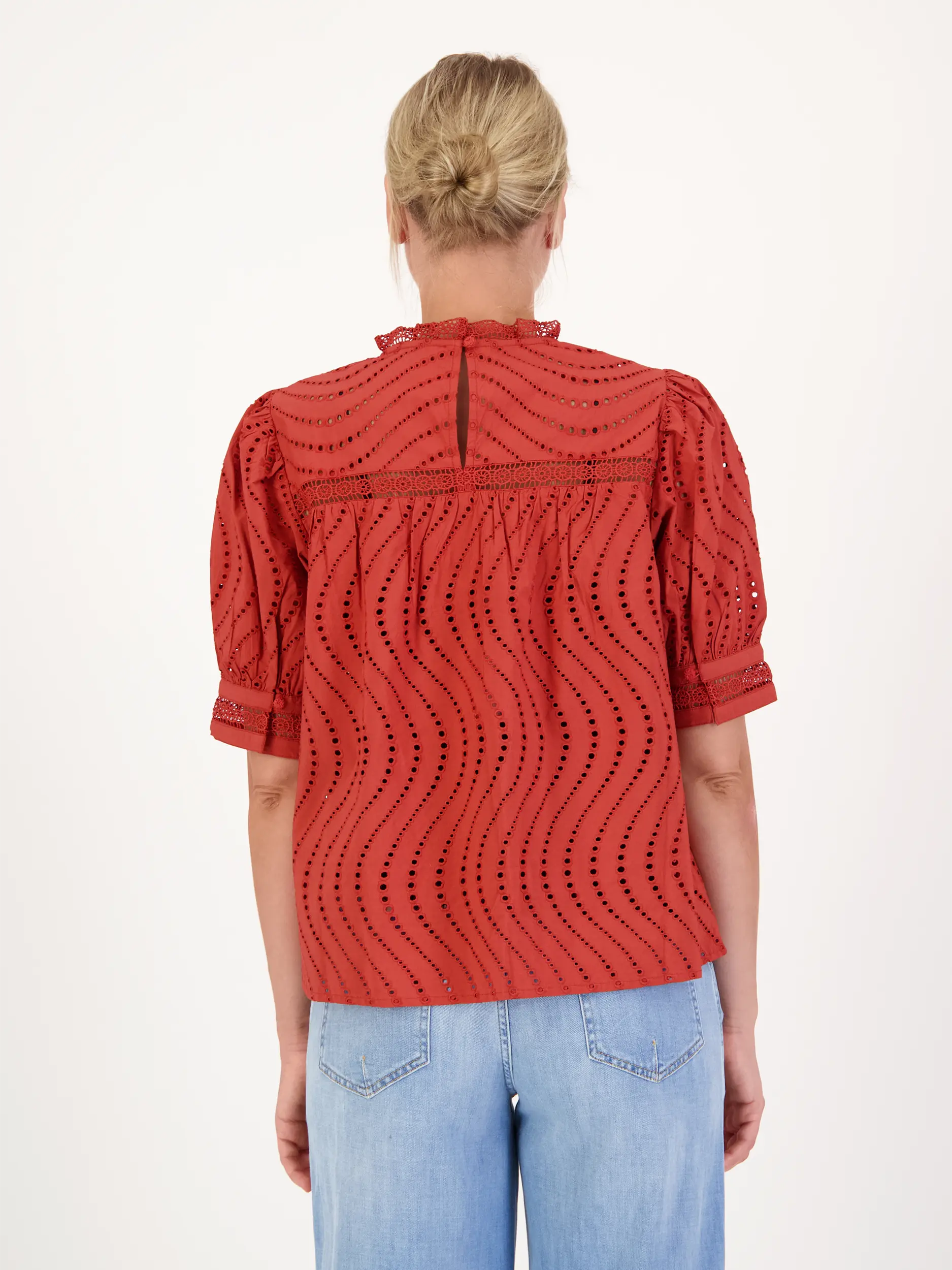 Baumwollbluse mit Lochstickerei kurzarm - Artikel Rückseite getragen von einem Modell - Farbe: Rot