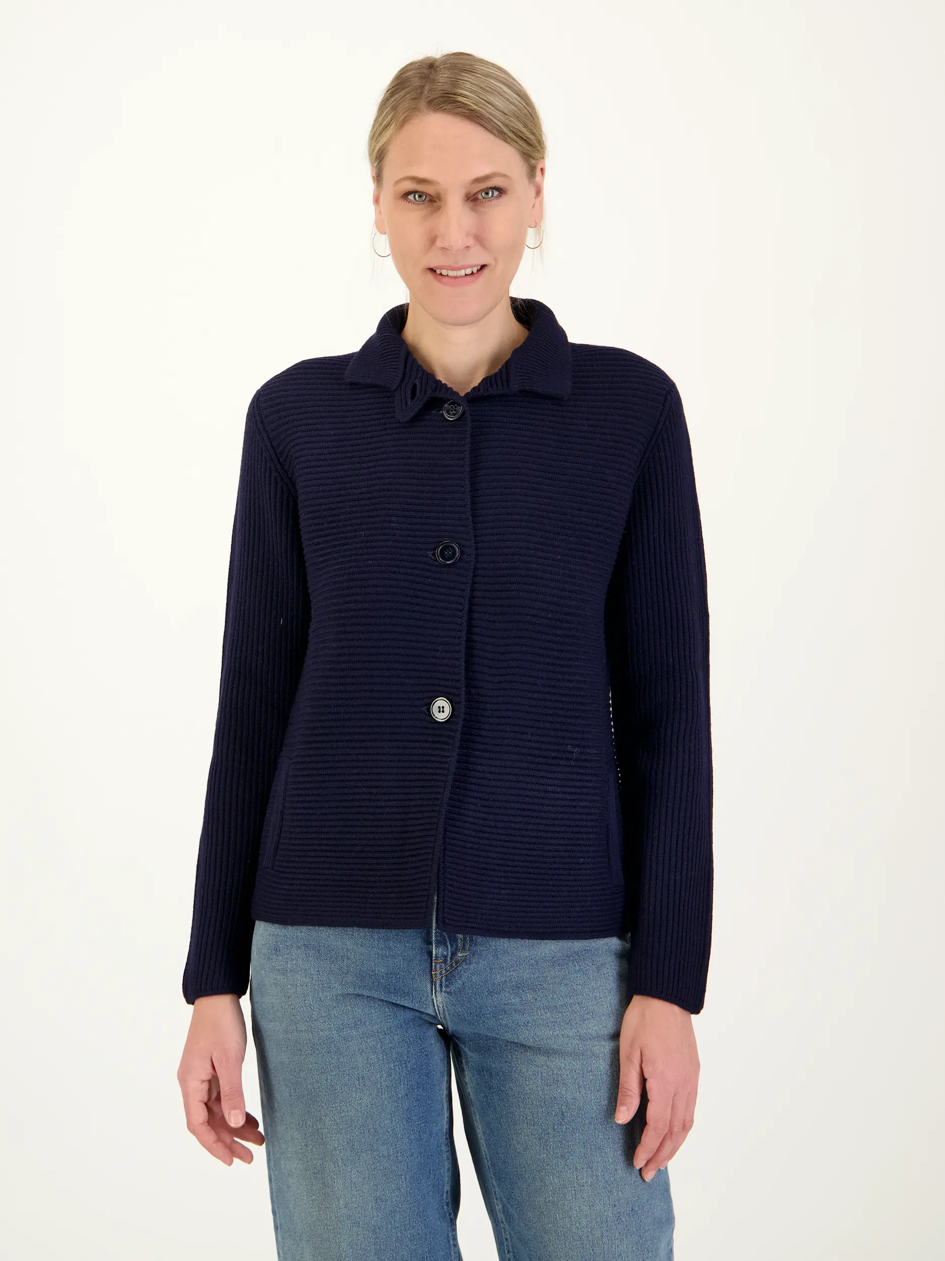 Strickjacke aus Merinowolle langarm - Artikel Vorderseite getragen von einem Modell
