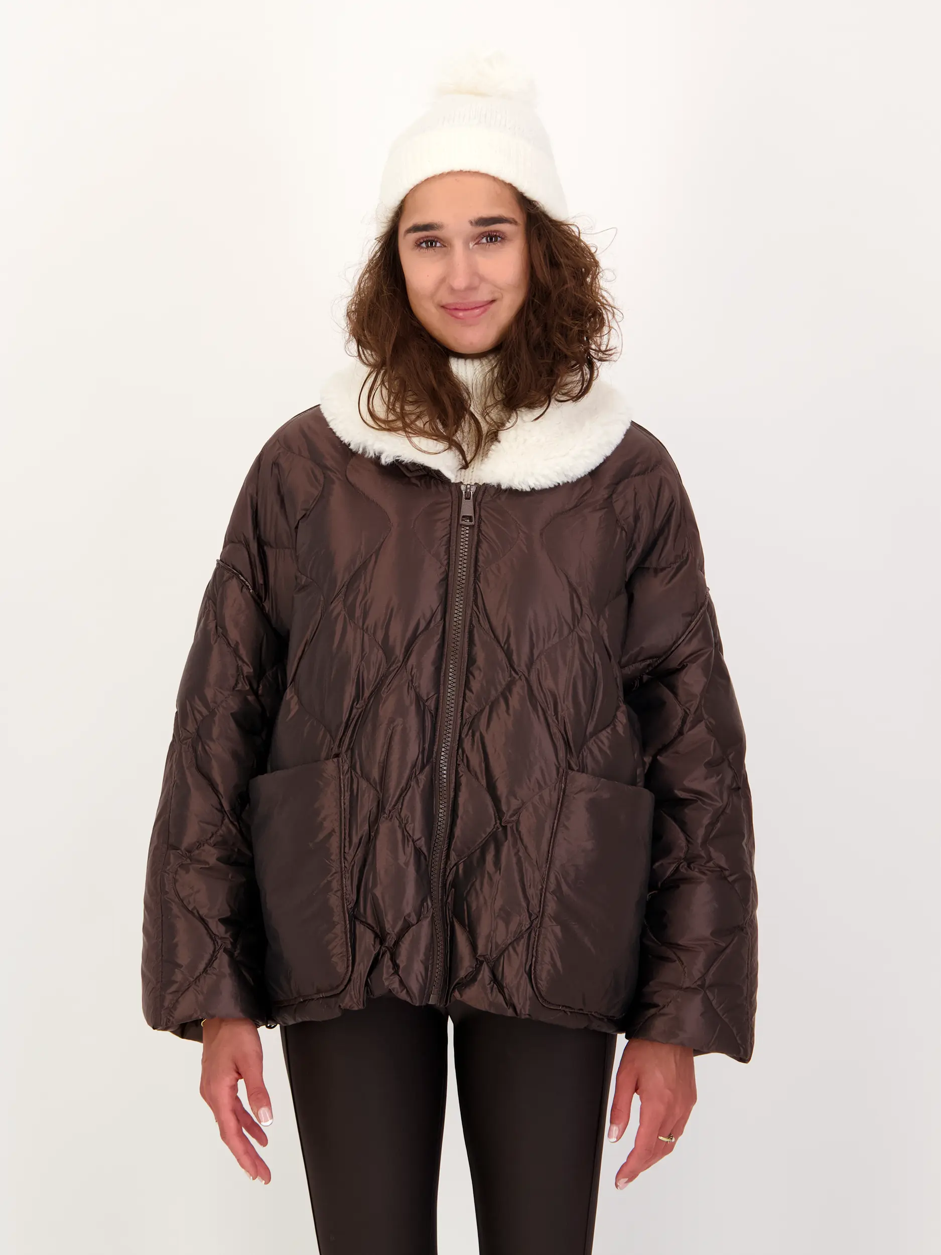 Steppjacke 'Cozy Coolness' - Artikel Vorderseite getragen von einem Modell - Farbe: Braun