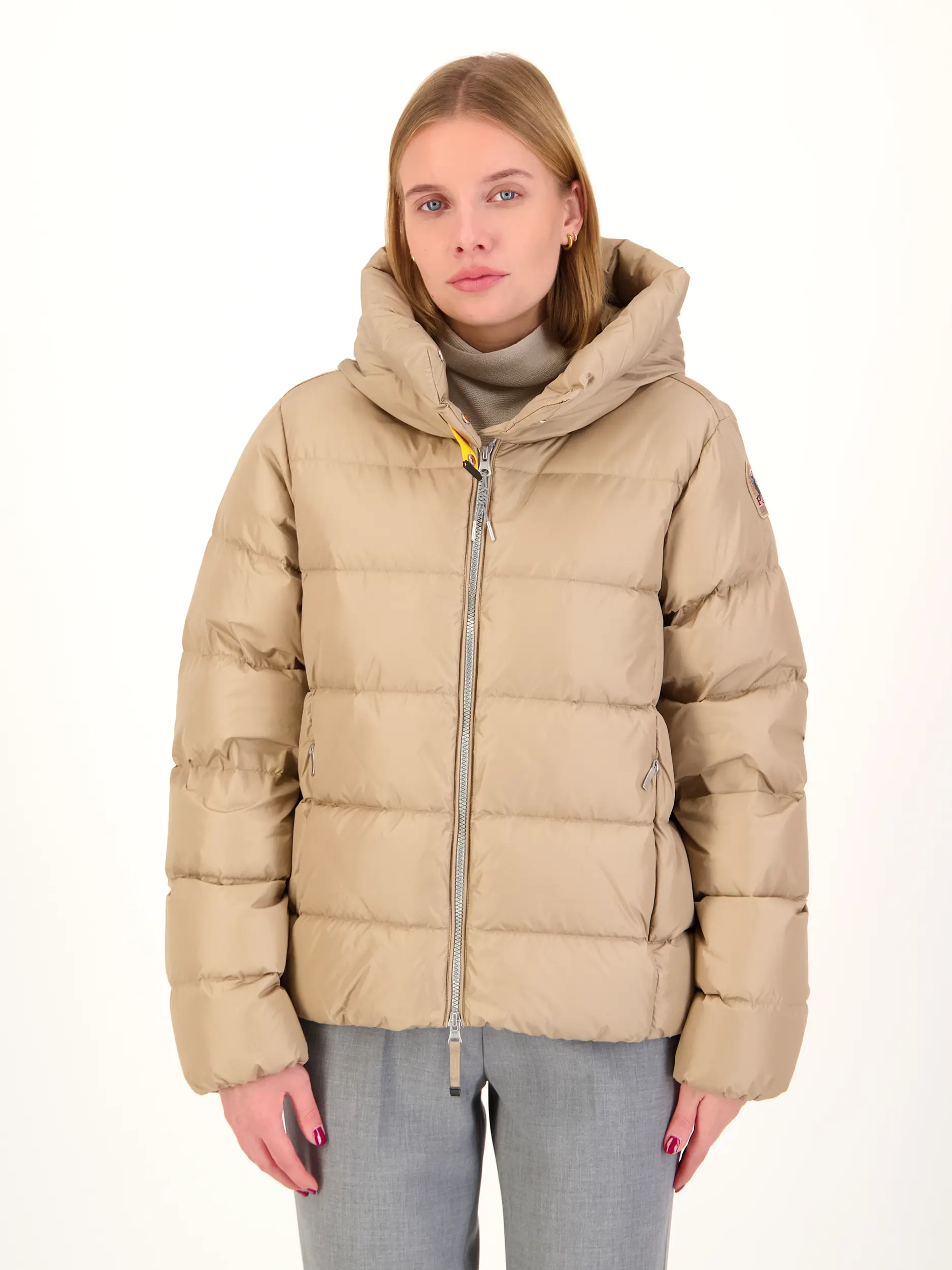 Wasserabweisende Daunenjacke 'Jinny' - Artikel Vorderseite getragen von einem Modell - Farbe: Beige