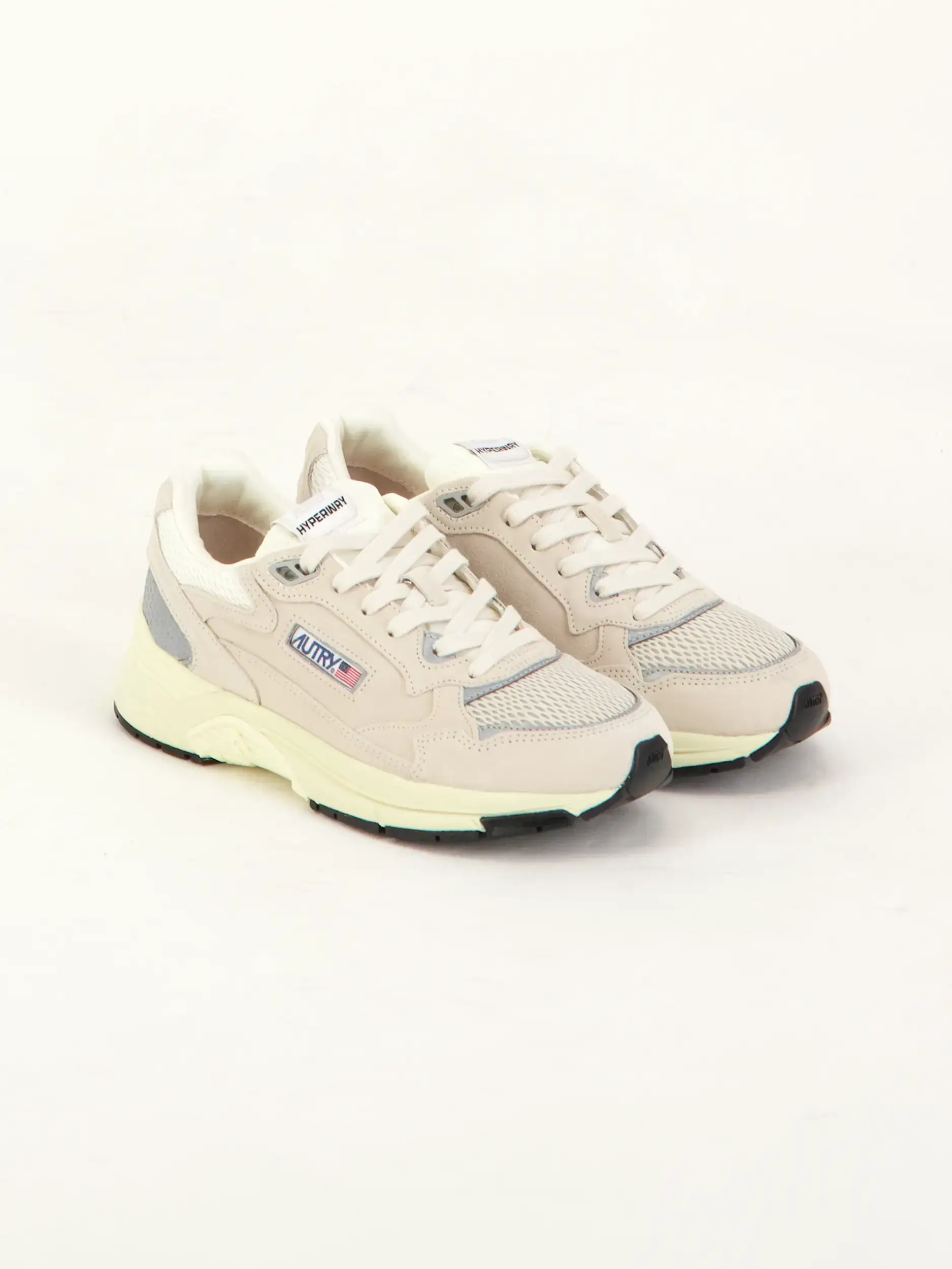 Sneaker 'Hyperway' - Artikel Teil eines Outfits getragen von einem Modell - Farbe: Beige