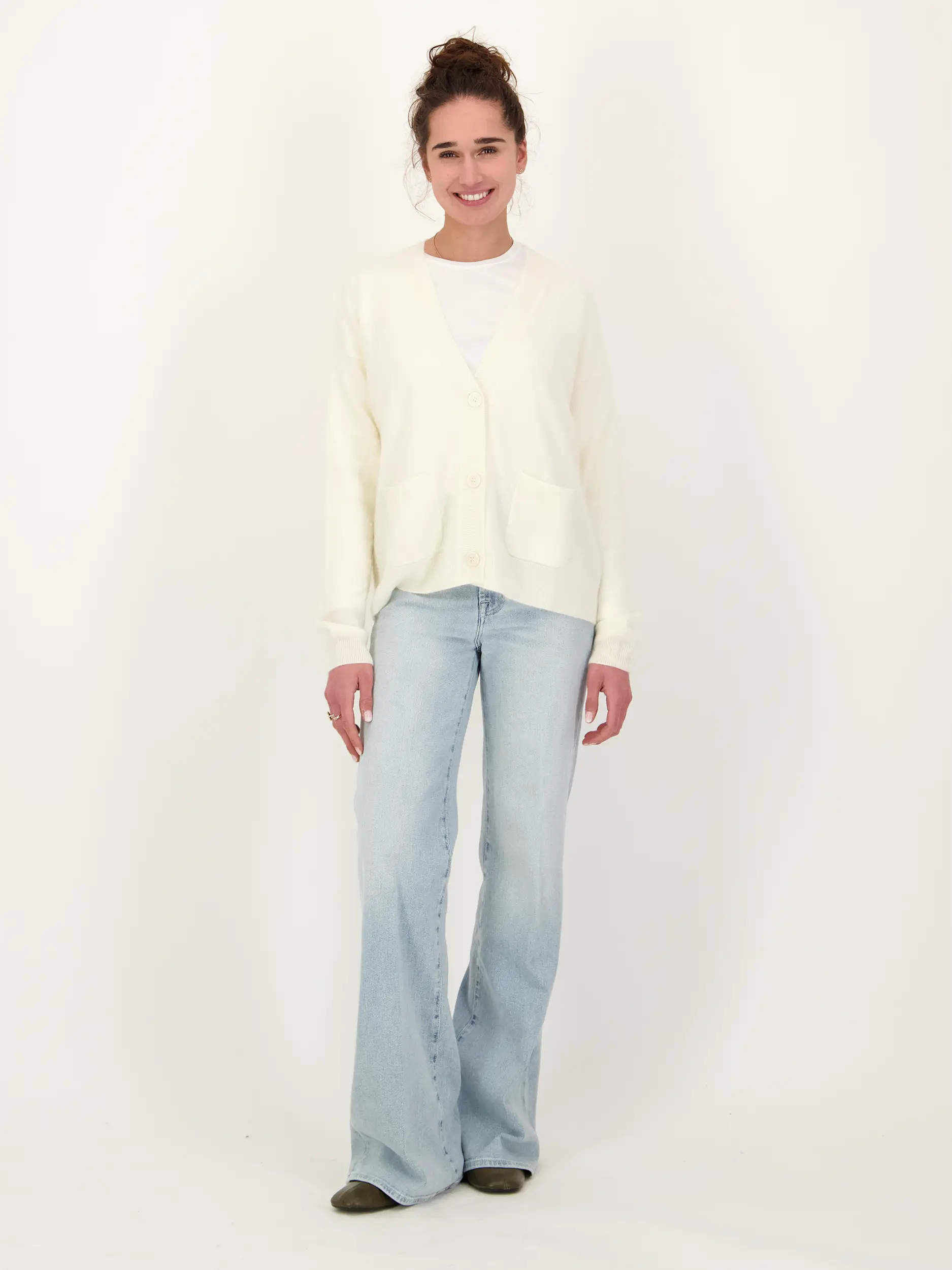 Strickjacke 'Seraphina' - Artikel Teil eines Outfits getragen von einem Modell - Farbe: Creme