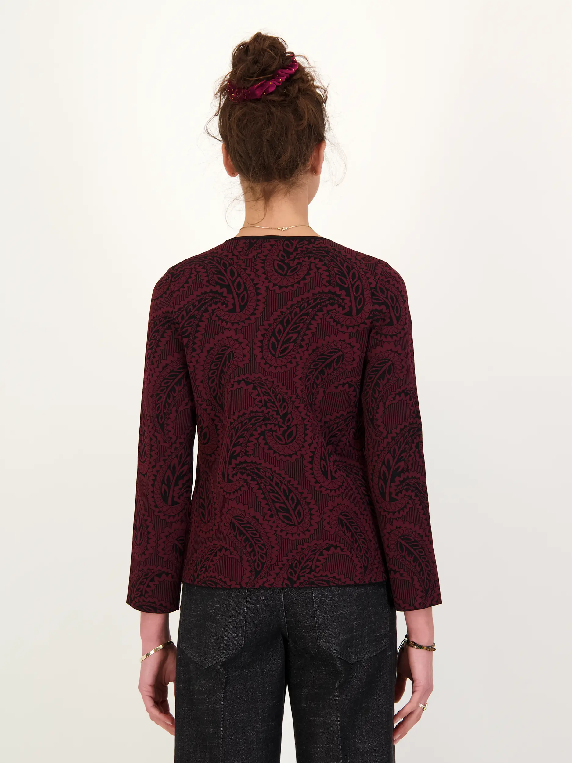 Gemusterte Strickjacke  - Artikel Rückseite getragen von einem Modell - Farbe: Rot