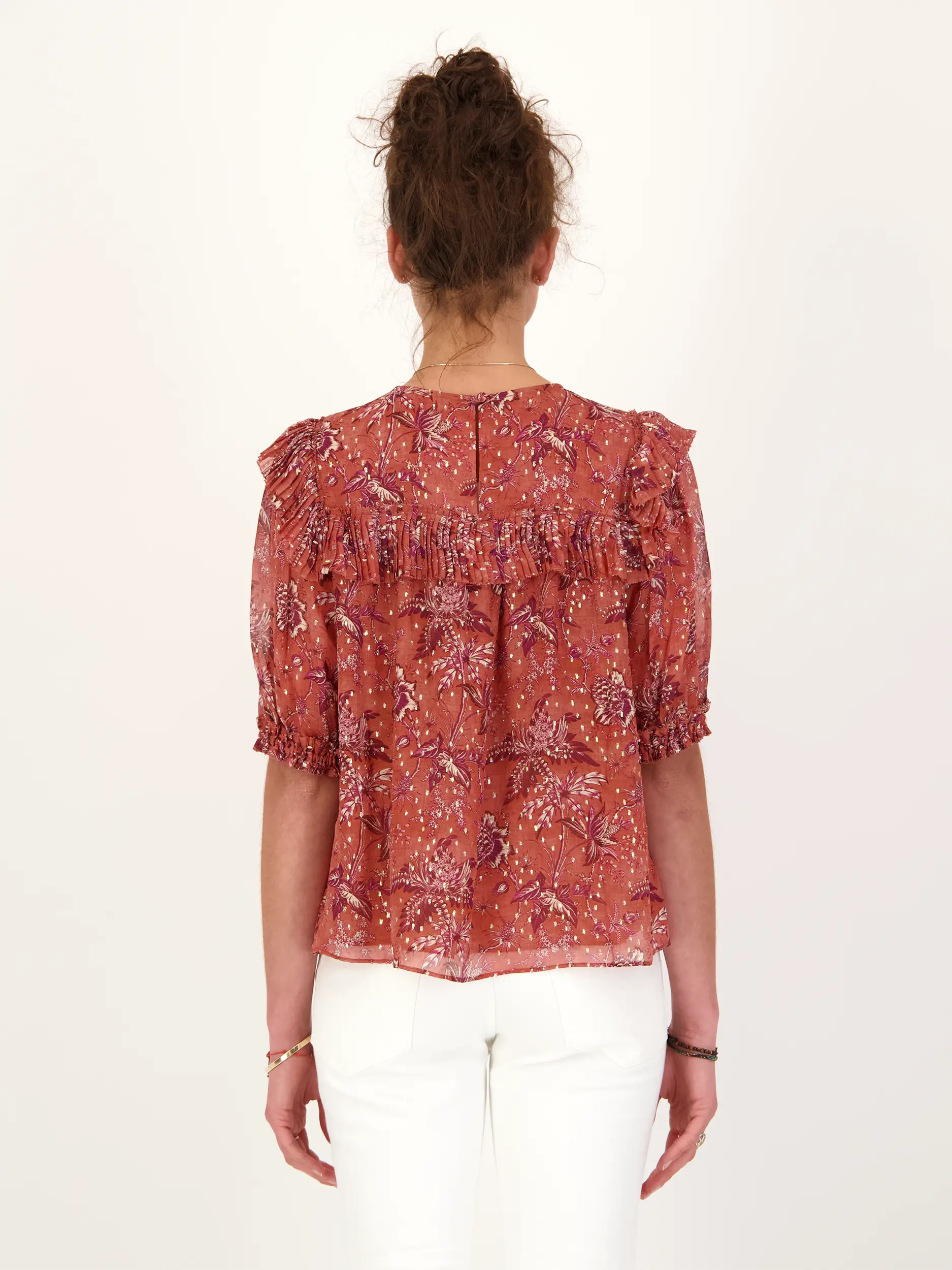 Geblümte Seidenbluse 'Jodie' kurzarm - Artikel Rückseite getragen von einem Modell - Farbe: Rot
