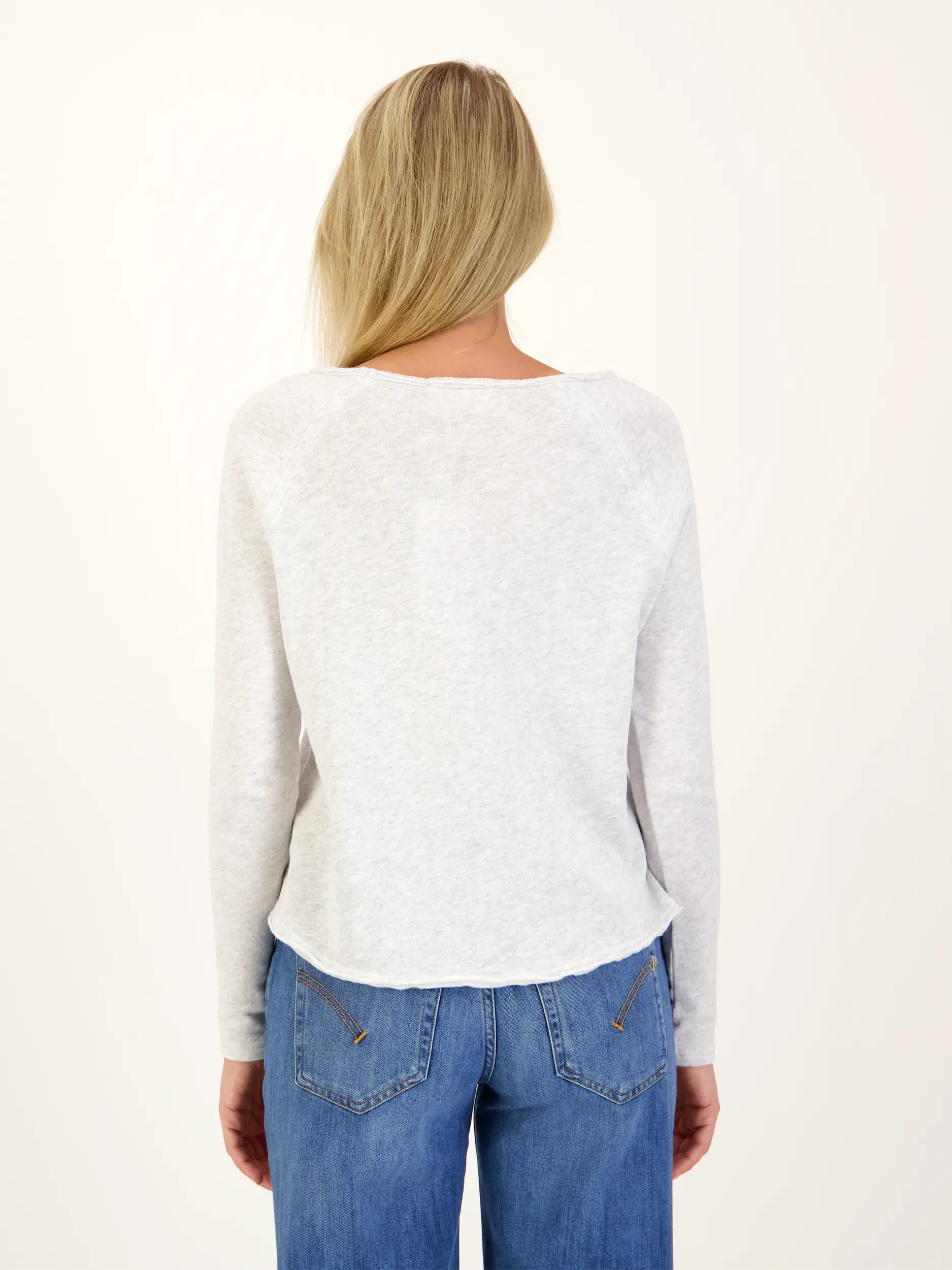 Sweatshirt - Artikel Rückseite getragen von einem Modell