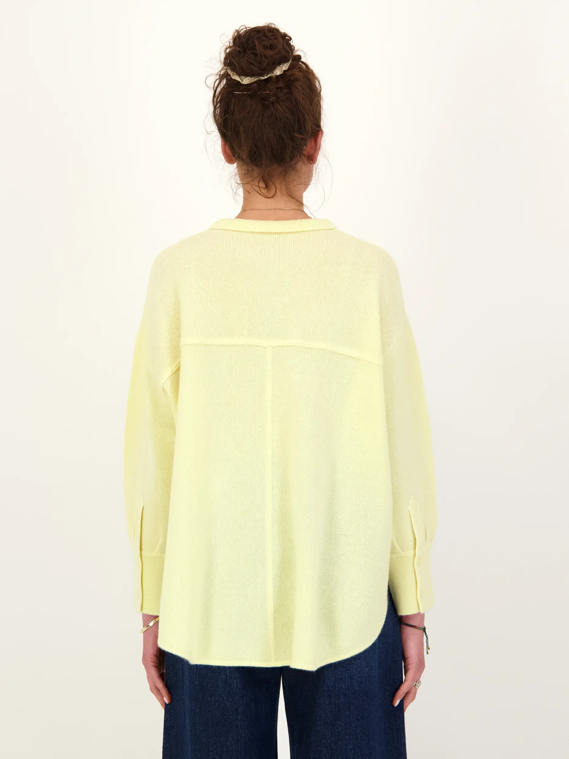 Strickjacke aus Kaschmir-Mix - Artikel Rückseite getragen von einem Modell - Farbe: Gelb