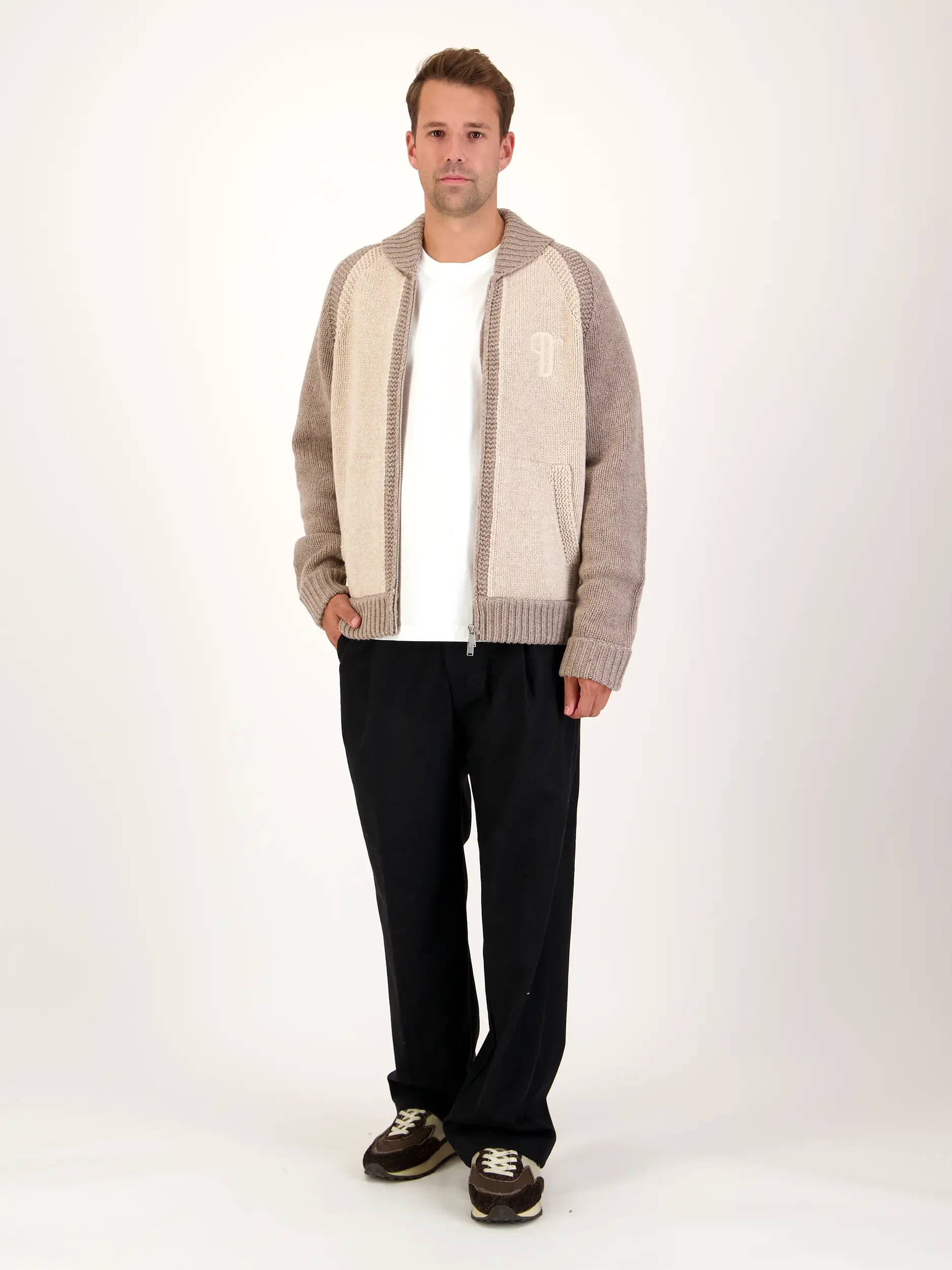 Strickjacke 'Lakyn' aus Wolle langarm - Artikel Teil eines Outfits getragen von einem Modell - Farbe: Beige
