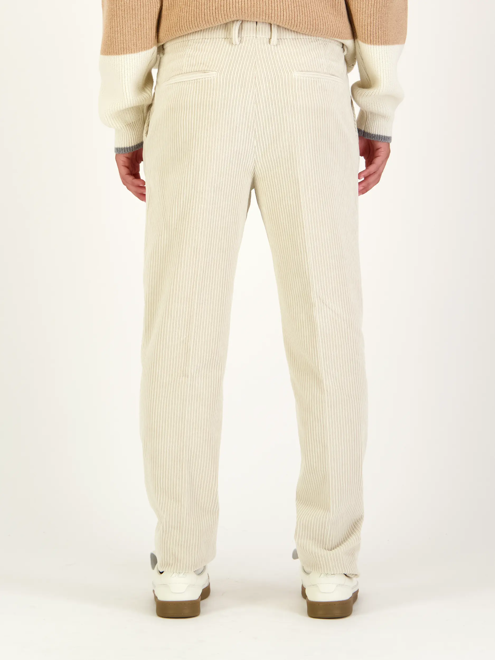 Cordhose 'Silvio' - Artikel Rückseite getragen von einem Modell - Farbe: Beige