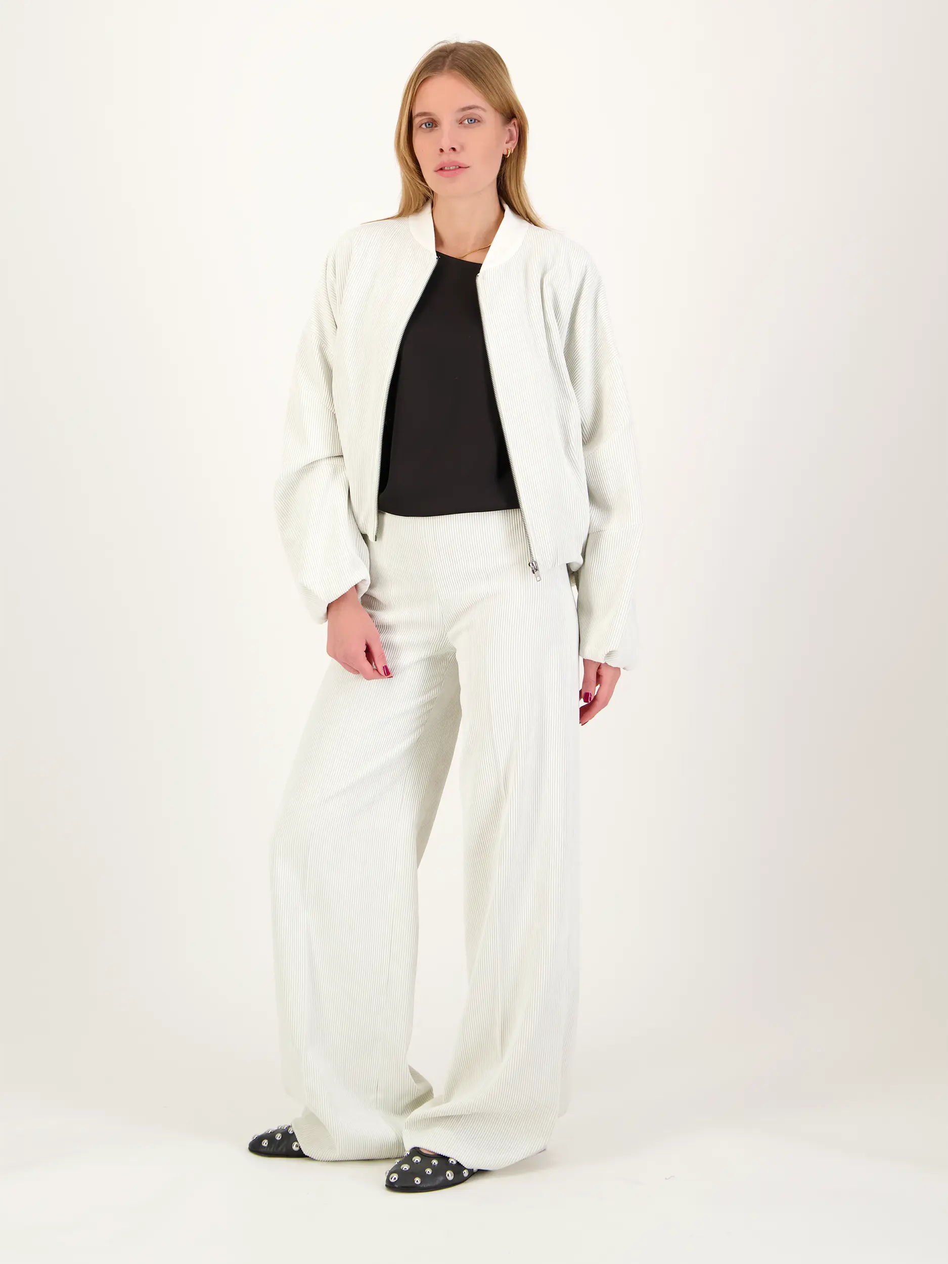Bluse 'Nialini'  - Artikel Teil eines Outfits getragen von einem Modell - Farbe: Braun