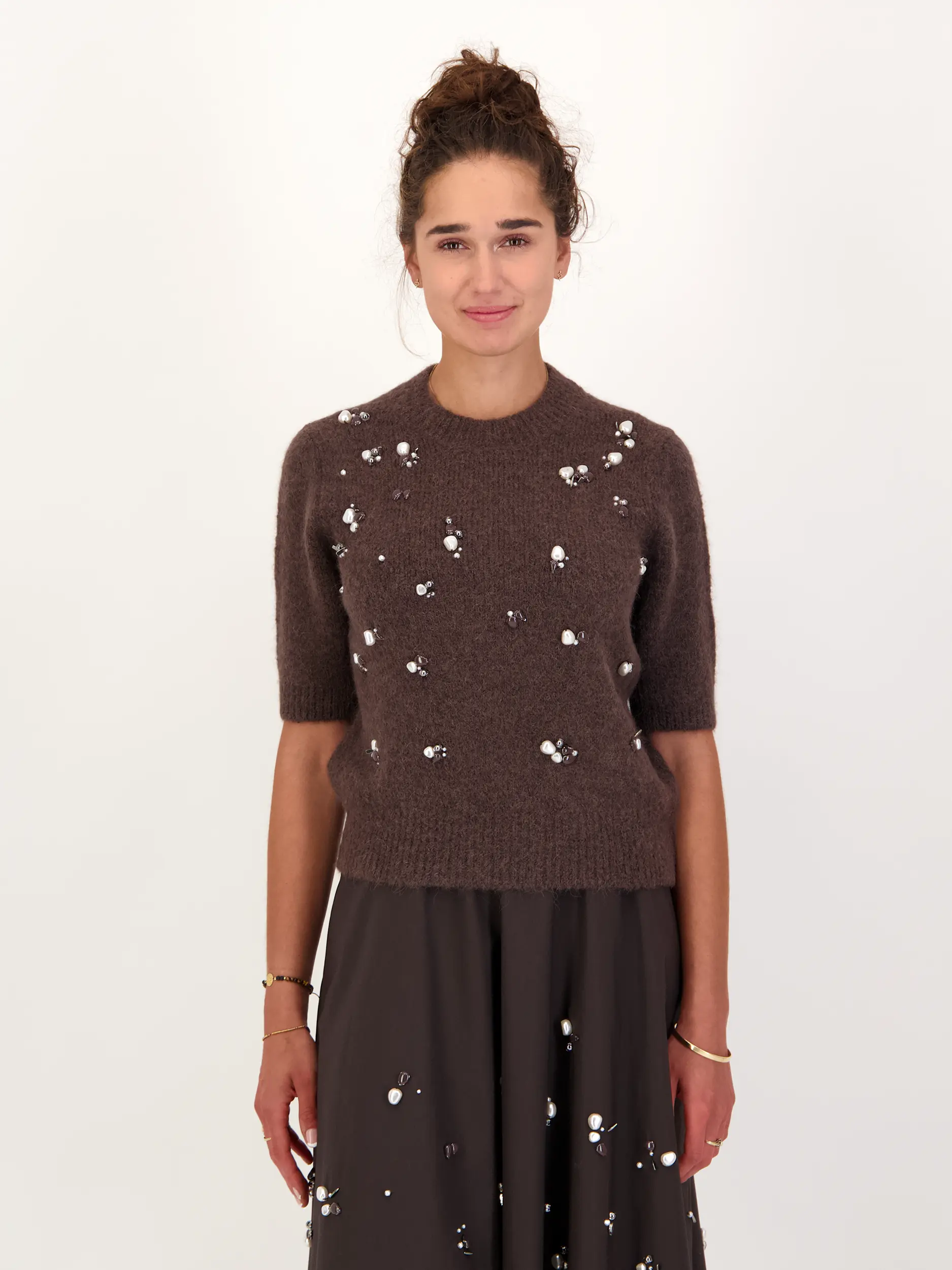 Pullover 'Loving Touch' aus Alpaka kurzarm - Artikel Vorderseite getragen von einem Modell - Farbe: Braun