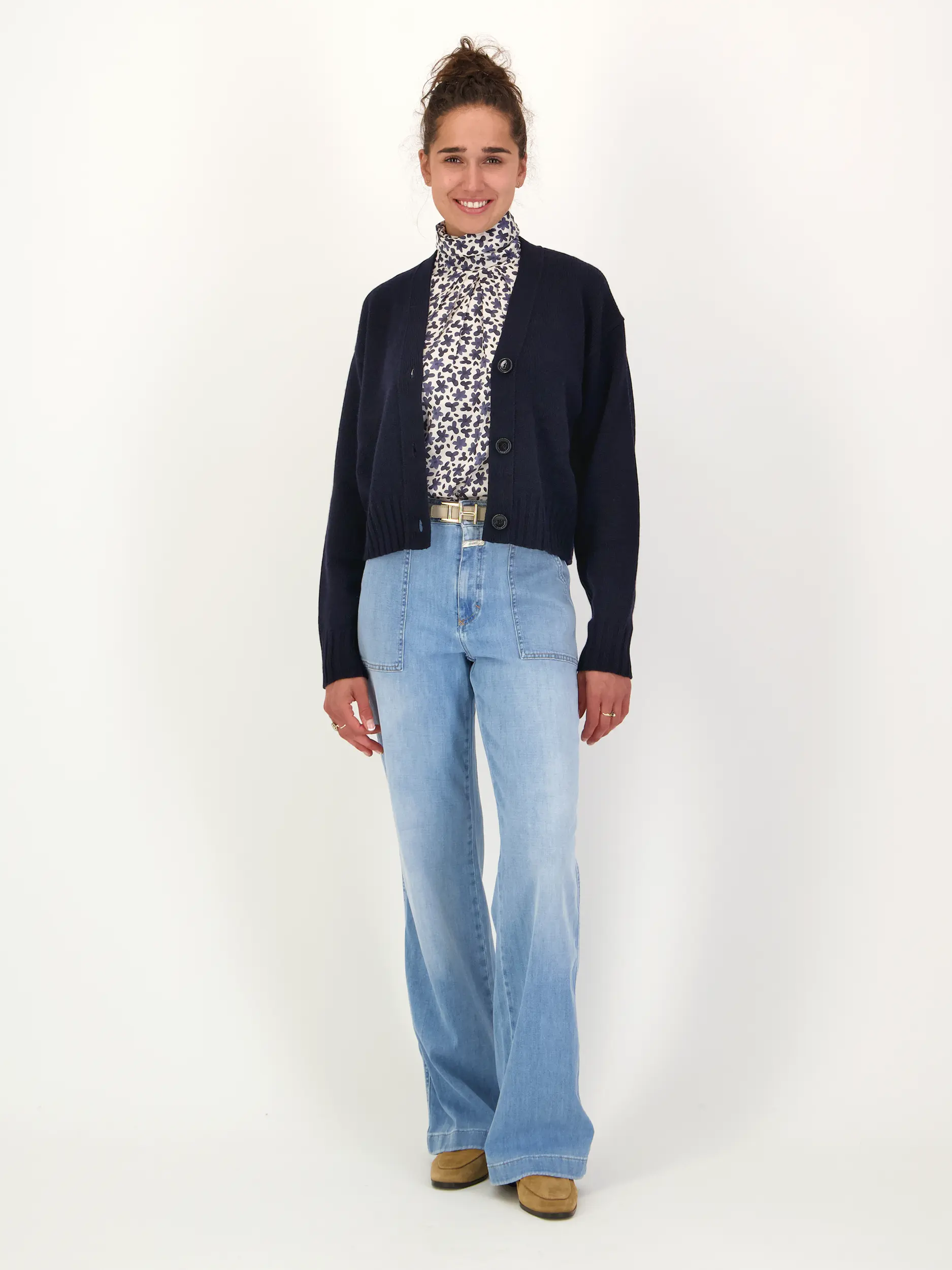 Strickjacke aus Wolle - Artikel Teil eines Outfits getragen von einem Modell - Farbe: Blau